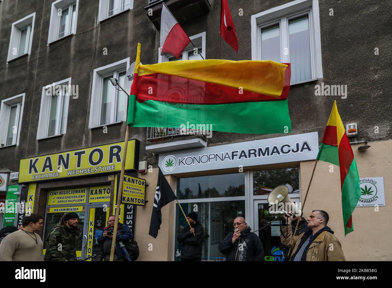 I manifestanti con bandiere curde (bandiera della PYD per Rojava) davanti al Consolato turco sono visti a Danzica, Polonia il 12 ottobre 2019 la gente protesta contro l'invasione militare della Turchia in Siria. (Foto di Michal Fludra/NurPhoto) Foto Stock
