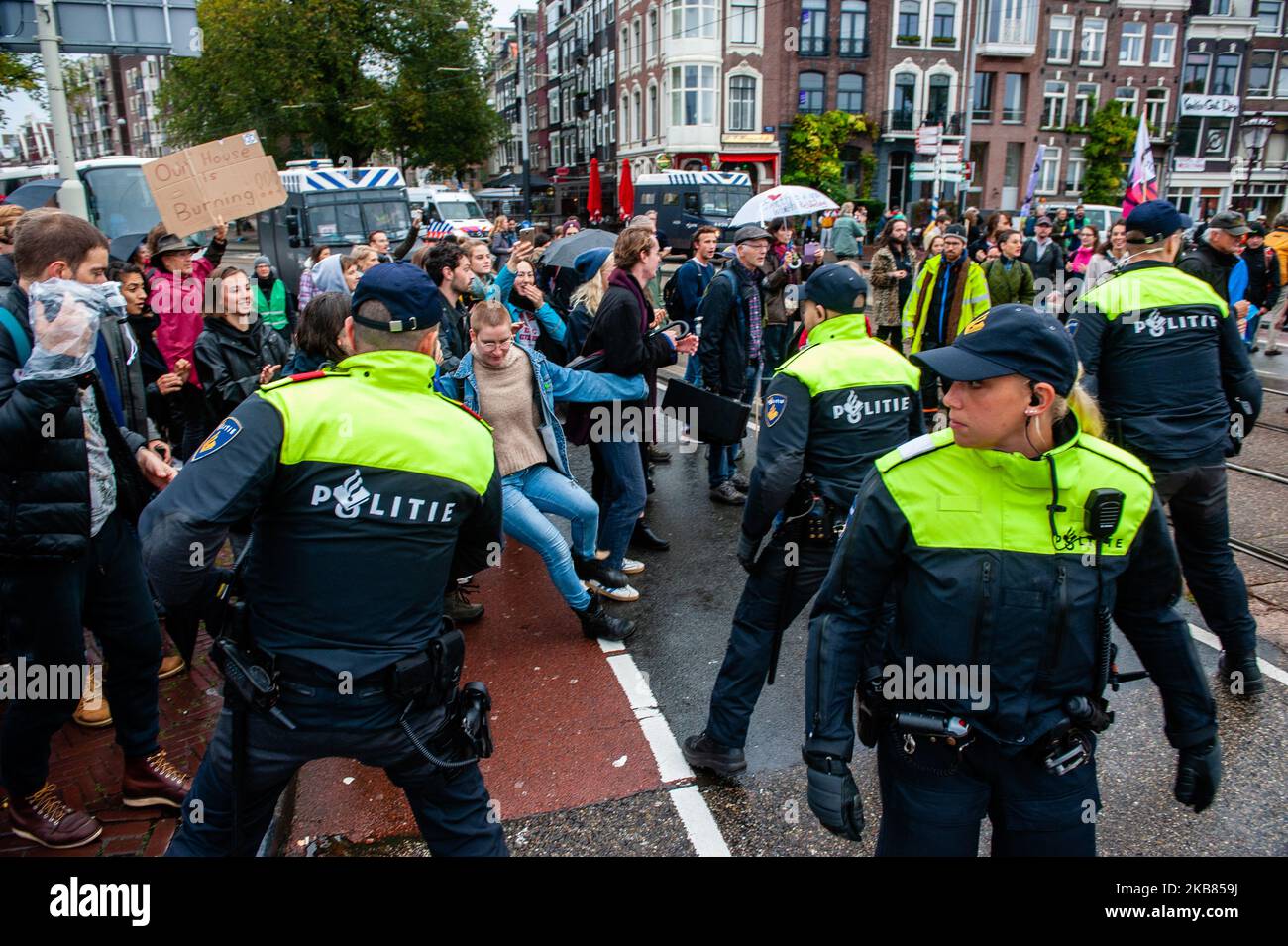 Centinaia di attivisti della ribellione di estinzione si sono bloccati il 12th ottobre 2019, uno dei ponti più importanti di Amsterdam, il Blauwbrug nel centro della città. Dalla mattina presto, centinaia di attivisti della XR hanno mostrato sul ponte, dove c'era una presenza visibile della polizia. Ad un certo punto la polizia è scoppiata sul resto degli attivisti che stavano cercando di entrare nel blocked.The Environmental Group Extinction Rebellion vuole che il governo olandese riconosca la crisi climatica. Molti di loro sono stati arrestati dalla polizia. (Foto di Romy Arroyo Fernandez/NurPhoto) Foto Stock