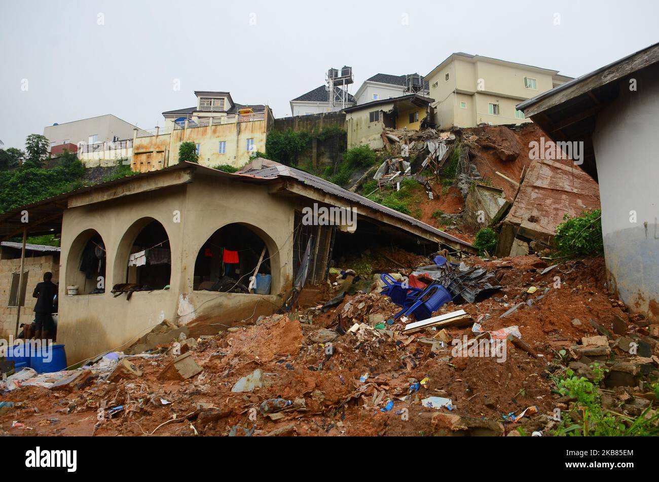 Scena del crollo dell'edificio il 12 ottobre 2019 a Lagos, Nigeria. Non meno di quattro persone sono state confermate morte dopo che una casa costruita su una collina nella zona Magodo-Isheri dello Stato di Lagos è crollata il sabato.bla tragedia è stata colpita nelle prime ore del giorno. (Foto di Olukayode Jaiyeola/NurPhoto) Foto Stock