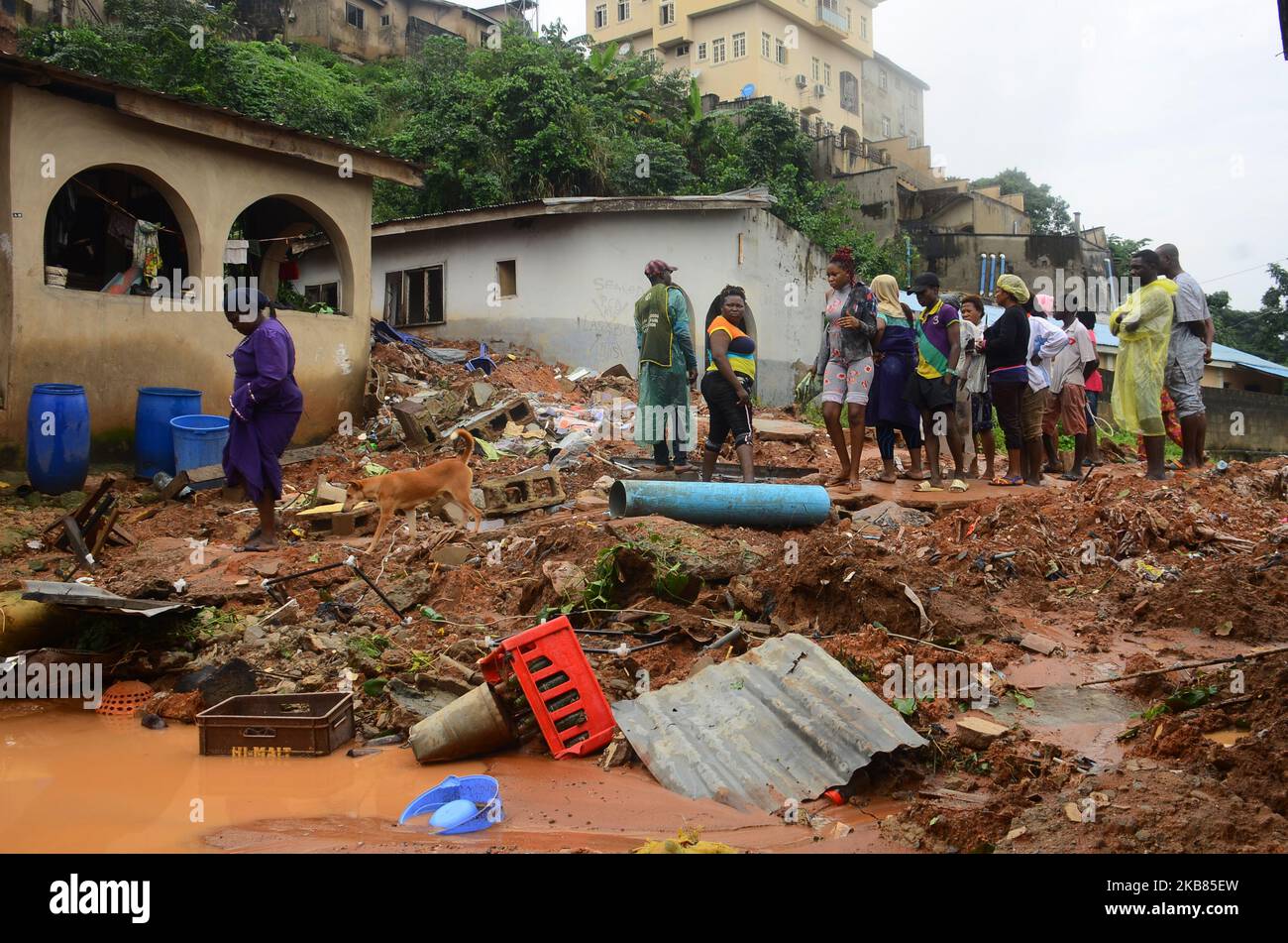 Scena dell'incidente del 12 ottobre 2019 a Lagos, Nigeria. Non meno di quattro persone sono state confermate morte dopo che una casa costruita su una collina nella zona Magodo-Isheri dello Stato di Lagos è crollata il sabato.bla tragedia è stata colpita nelle prime ore del giorno. (Foto di Olukayode Jaiyeola/NurPhoto) Foto Stock