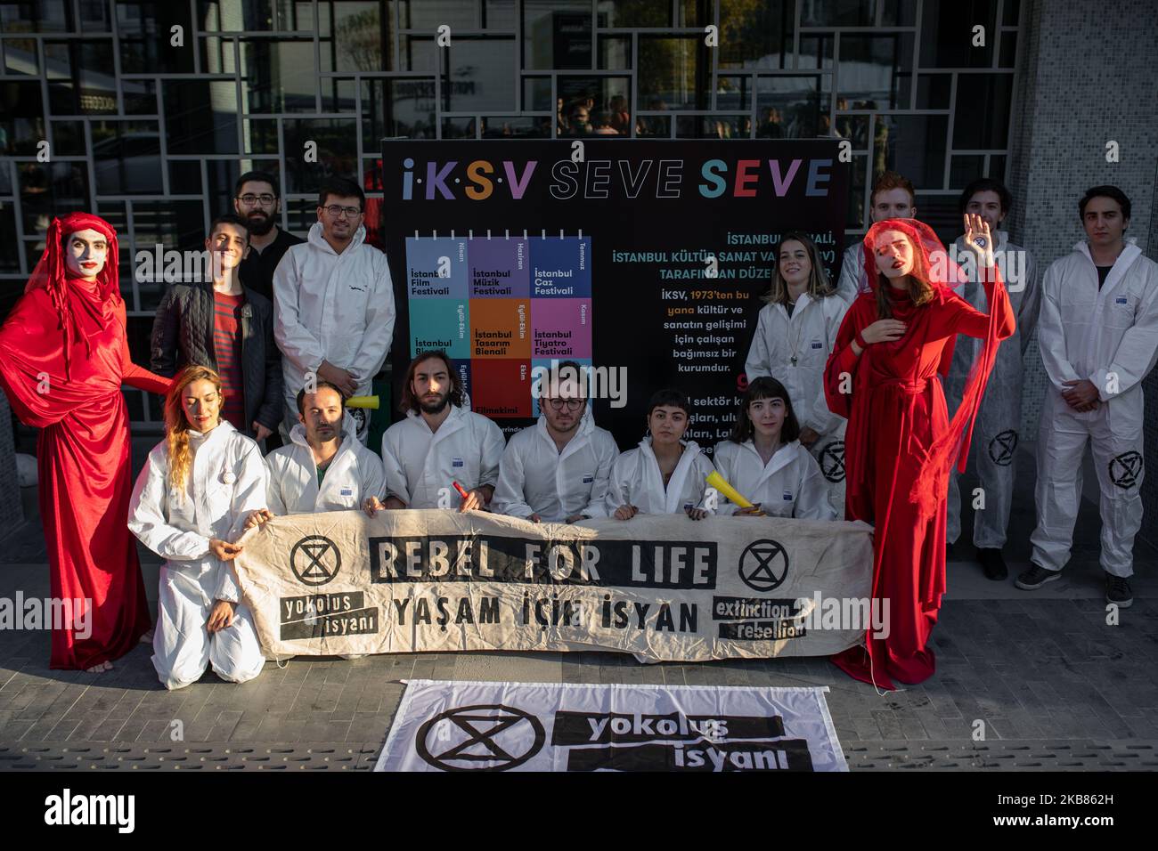 Gli attivisti della Rebellion Turkey hanno tenuto una manifestazione a Istanbul, in Turchia, il 12 ottobre 2019. La manifestazione è stata organizzata per ''protestare il sangue nelle arti'', con parole proprie. Si trattava di un'azione di disobbedienza civile, che si svolse anche nella Biennale di Istanbul del 16th con il titolo di ''Settimo Continente'', di fronte ad un museo dell'Università di Belle Arti di Mimar Sinan. I dimostranti hanno protestato contro la biennale, organizzata dalla Fondazione Istanbul per la Cultura e le Arti (IKSV), per il sostegno delle aziende produttrici di combustibili fossili, ma anche per l'organizzazione di un evento culturale a cui si è riferito Foto Stock