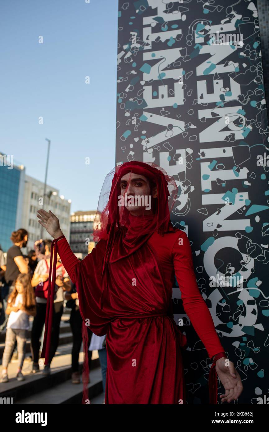 Gli attivisti della Rebellion Turkey hanno tenuto una manifestazione a Istanbul, in Turchia, il 12 ottobre 2019. La manifestazione è stata organizzata per ''protestare il sangue nelle arti'', con parole proprie. Si trattava di un'azione di disobbedienza civile, che si svolse anche nella Biennale di Istanbul del 16th con il titolo di ''Settimo Continente'', di fronte ad un museo dell'Università di Belle Arti di Mimar Sinan. I dimostranti hanno protestato contro la biennale, organizzata dalla Fondazione Istanbul per la Cultura e le Arti (IKSV), per il sostegno delle aziende produttrici di combustibili fossili, ma anche per l'organizzazione di un evento culturale a cui si è riferito Foto Stock