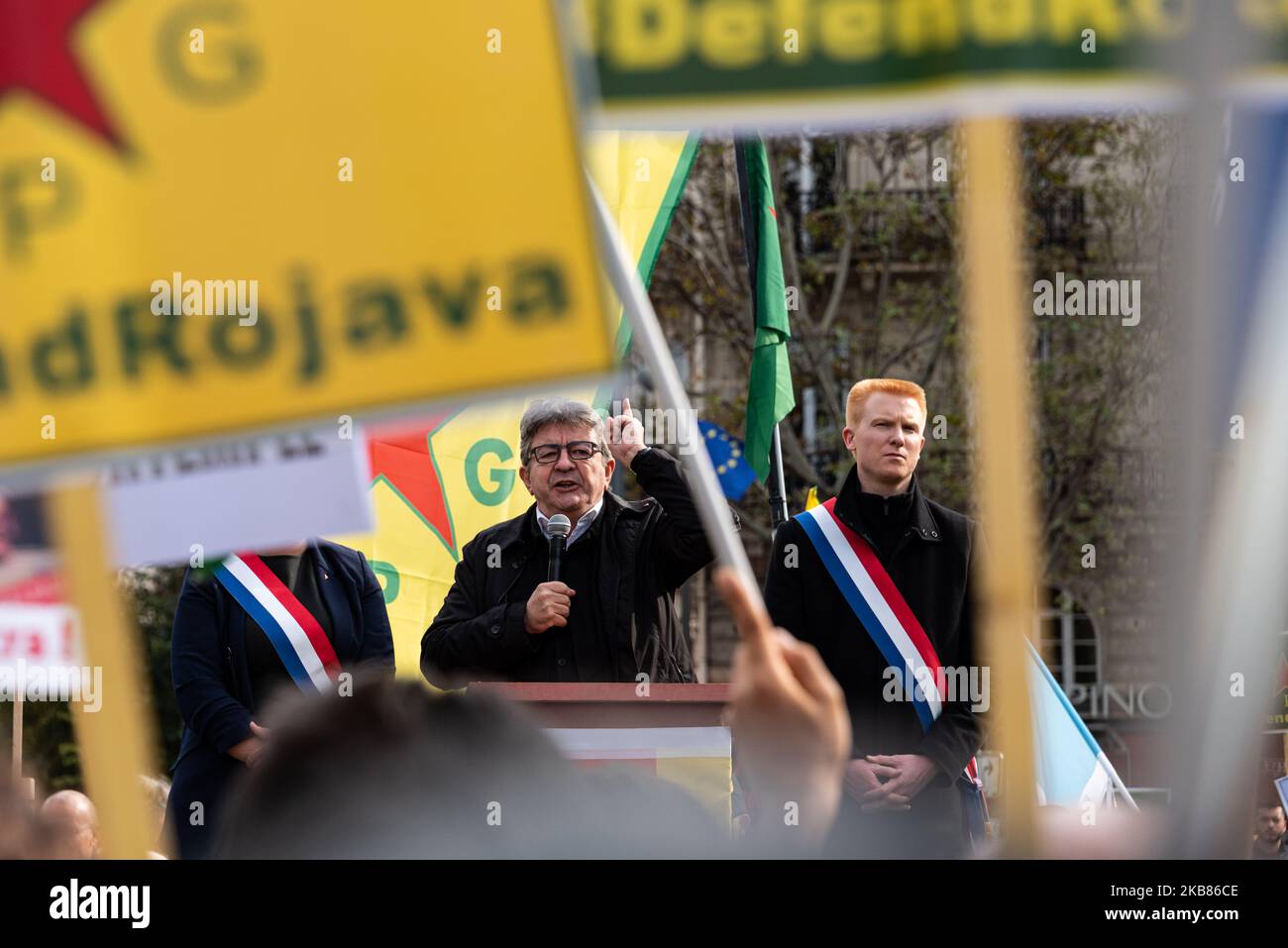 Jean-Luc Mélenchon, leader del partito politico la France Insoumise (LFI), sta parlando prima della manifestazione, mentre sabato 12 ottobre 2019, Diverse migliaia di membri della comunità curda francese hanno manifestato per le strade di Parigi per protestare contro l'offensiva lanciata dall'esercito turco nella regione di Rovaja, la regione del Kurdistan siriano, l'ultimo baluardo contro Daesh. (Foto di Samuel Boivin/NurPhoto) Foto Stock