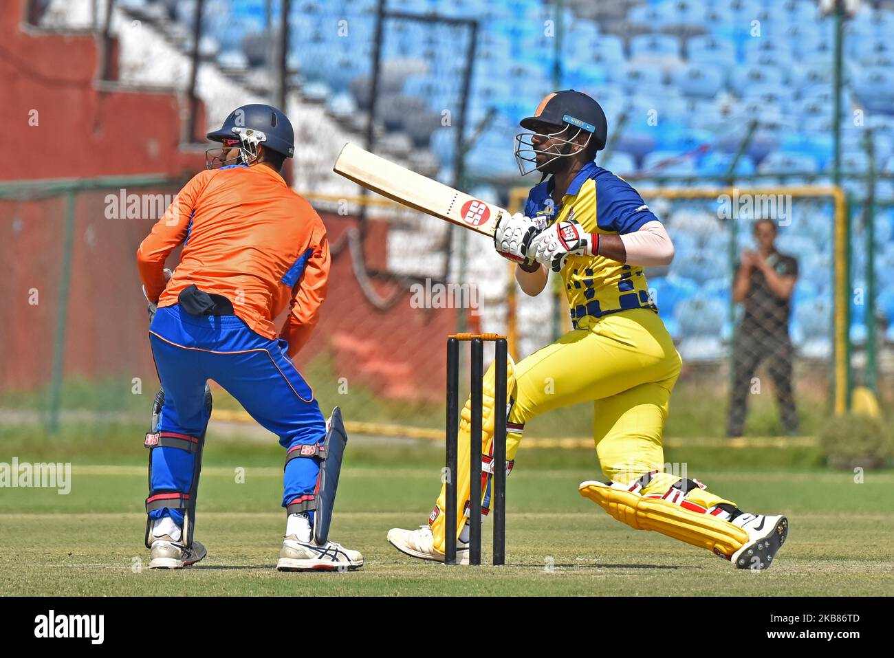 Tamil Nadu battitore Abhinav Mukund gioca un colpo durante la partita Vijay Hazare Trophy contro Madhya Pradesh allo stadio SMS di Jaipur, Rajasthan, India, ottobre 12,2019. (Foto di Vishal Bhatnagar/NurPhoto) Foto Stock