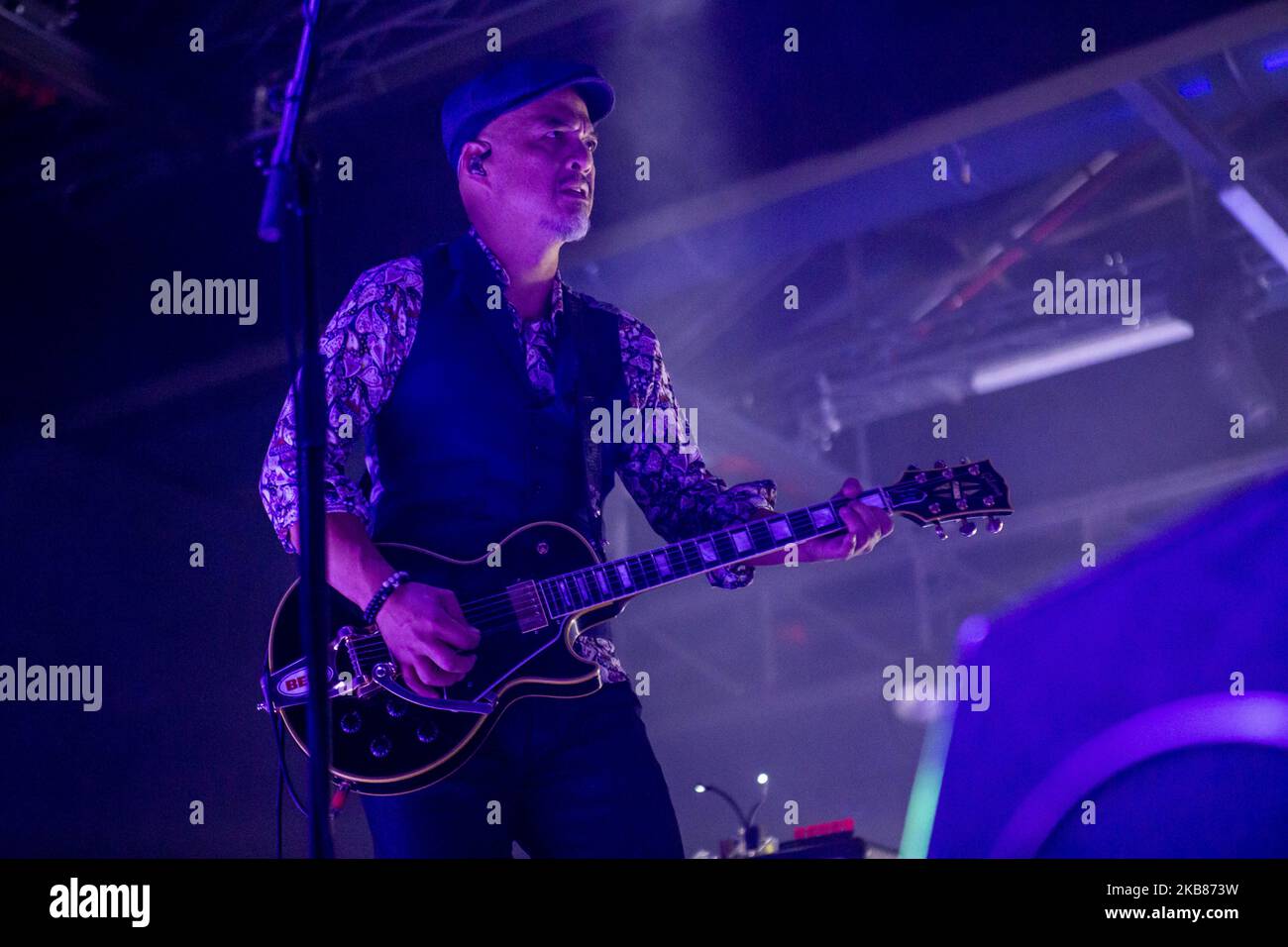 Joey Santiago della band alternative rock americana Pixies che si esibisce dal vivo all'OGR Turin Italia. (Foto di Roberto Finizio/NurPhoto) Foto Stock