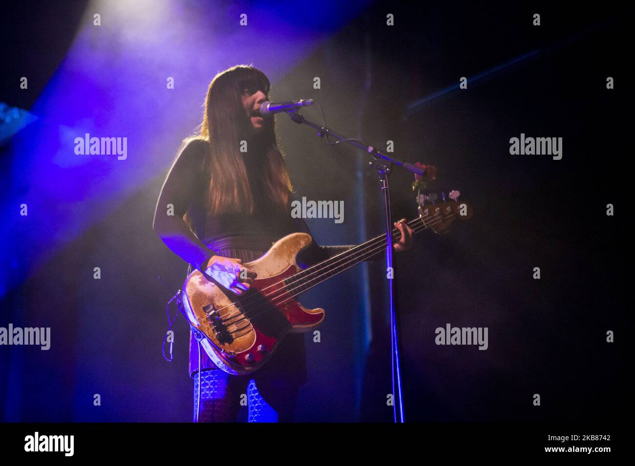 Paz Lenchantin della band americana alternative rock Pixies suonando dal vivo all'OGR Turin Italia. (Foto di Roberto Finizio/NurPhoto) Foto Stock