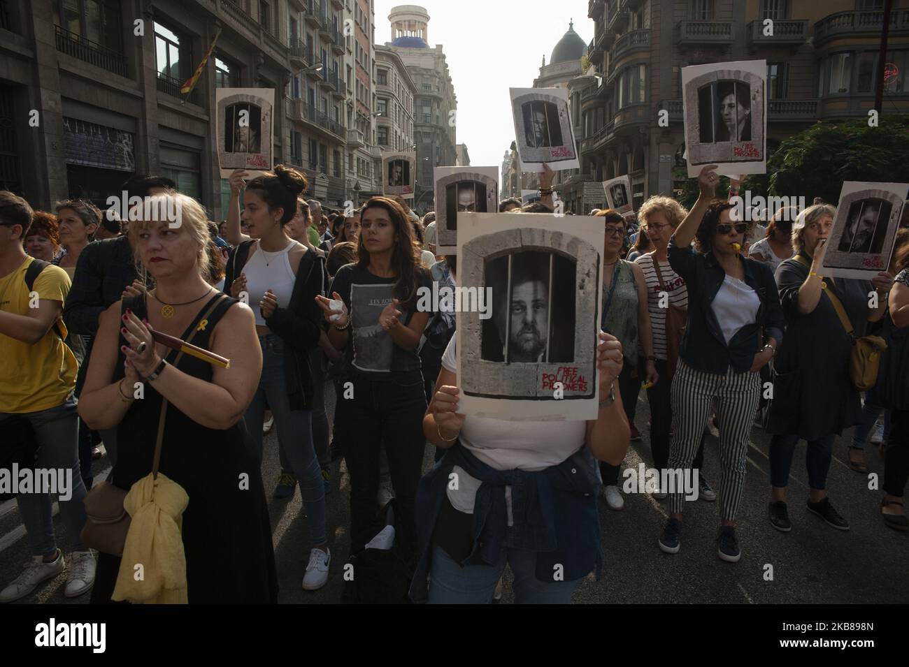 Migliaia di persone hanno venduto per le strade di Barcellona, il 13 ottobre 2019, per protestare contro la sentenza contro i politici indipendenti che hanno organizzato il referendum illegale sull'autodeterminazione. Le sentenze di pressione contro i leader dell'indipendenza annunciate qualche ora fa vanno da 9 a 13 anni di carcere. (Foto di Charlie Perez/NurPhoto) Foto Stock