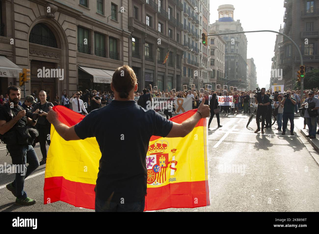 Migliaia di persone hanno venduto per le strade di Barcellona, il 13 ottobre 2019, per protestare contro la sentenza contro i politici indipendenti che hanno organizzato il referendum illegale sull'autodeterminazione. Le sentenze di pressione contro i leader dell'indipendenza annunciate qualche ora fa vanno da 9 a 13 anni di carcere. (Foto di Charlie Perez/NurPhoto) Foto Stock