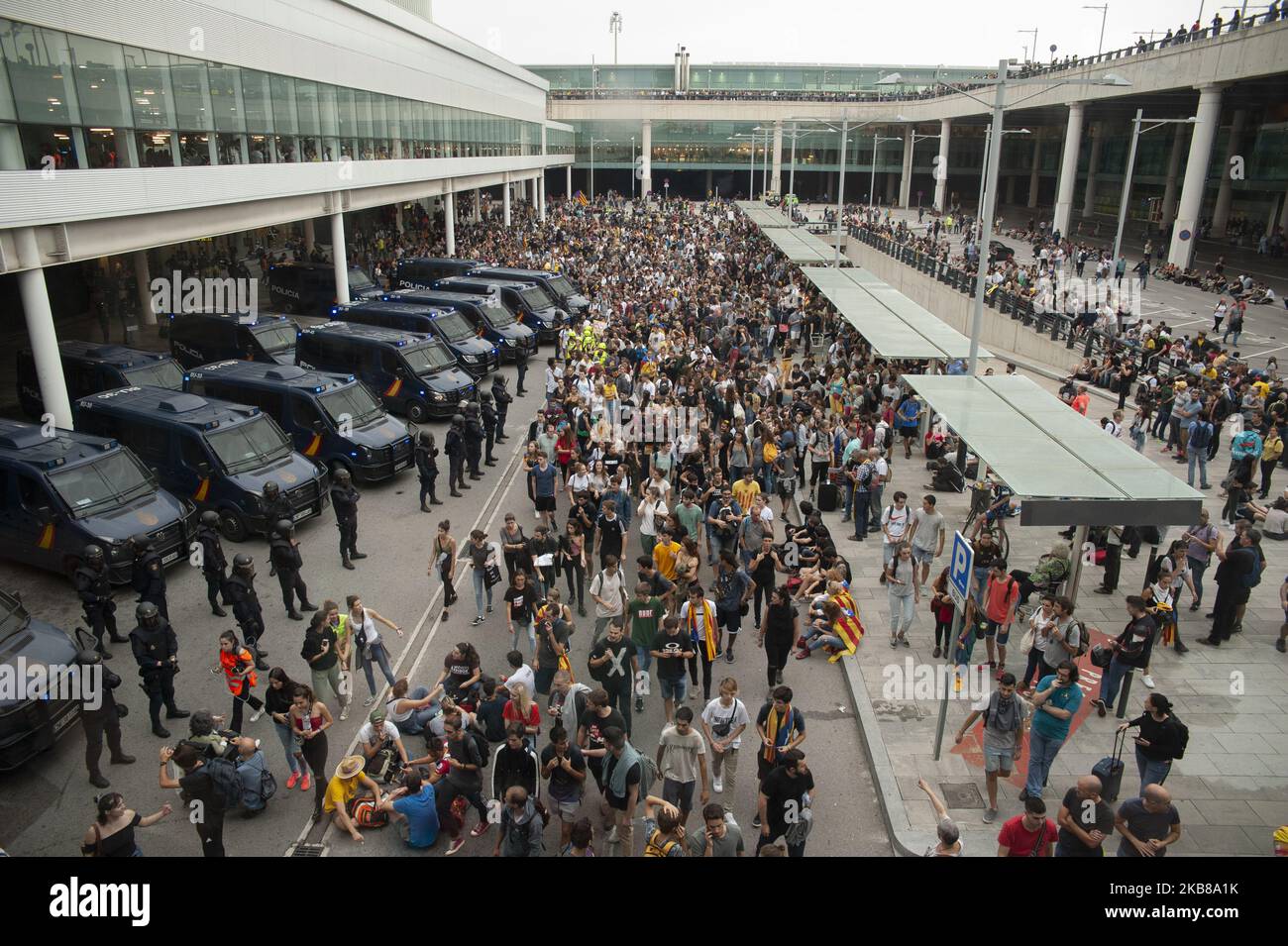 Migliaia di persone hanno venduto per le strade di Barcellona (Spagna) il 13 ottobre 2019 per protestare contro la sentenza contro i politici indipendenti che hanno organizzato il referendum illegale sull'autodeterminazione. Le sentenze di pressione contro i leader dell'indipendenza annunciate qualche ora fa vanno da 9 a 13 anni di carcere. (Foto di Charlie Perez/NurPhoto) Foto Stock