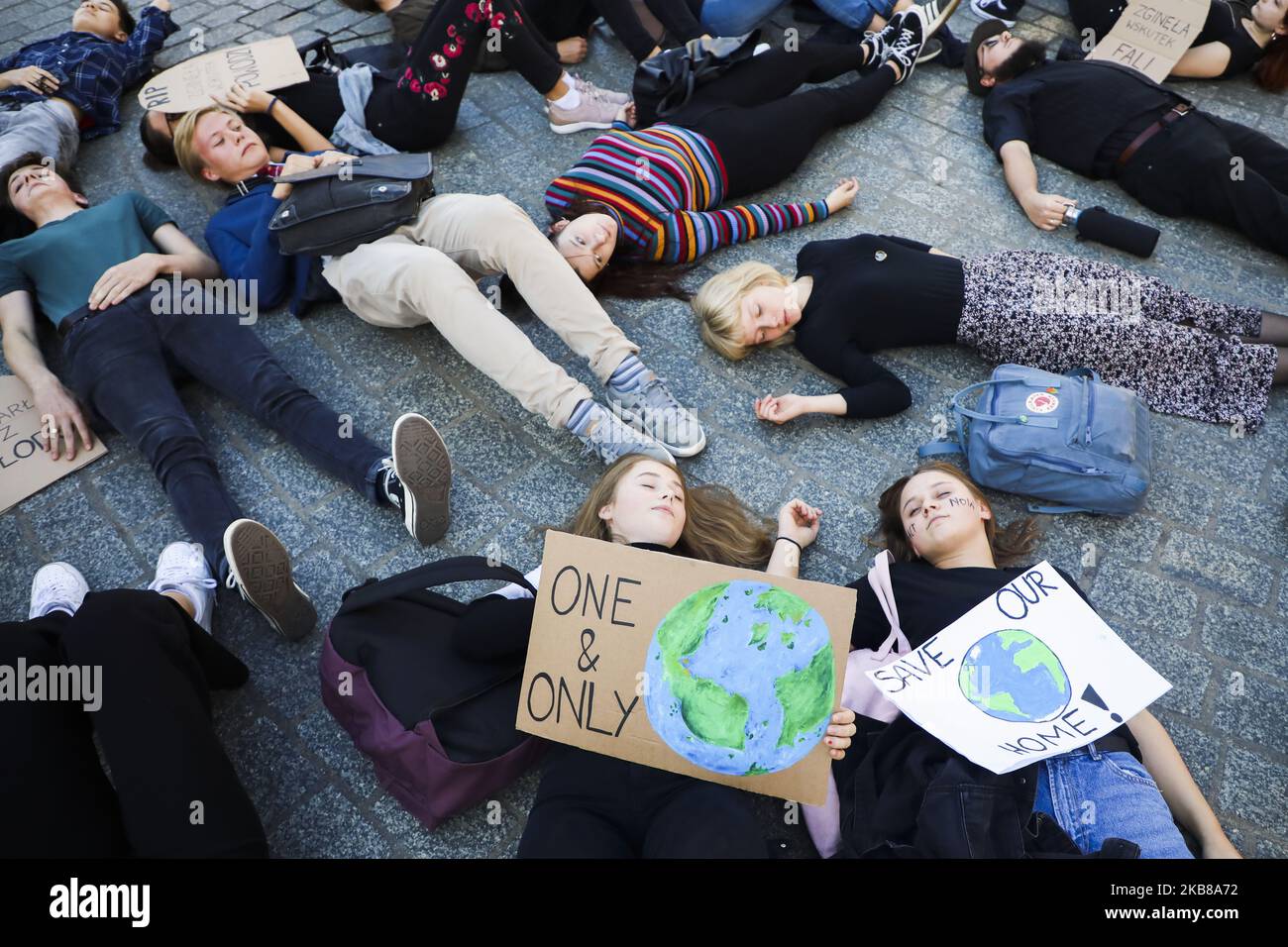 I giovani partecipano alla protesta "Die-in" durante lo Sciopero Globale sul clima per chiedere che si intervenga sul cambiamento climatico. Cracovia, Polonia 14 ottobre 2019. (Foto di Beata Zawrzel/NurPhoto) Foto Stock