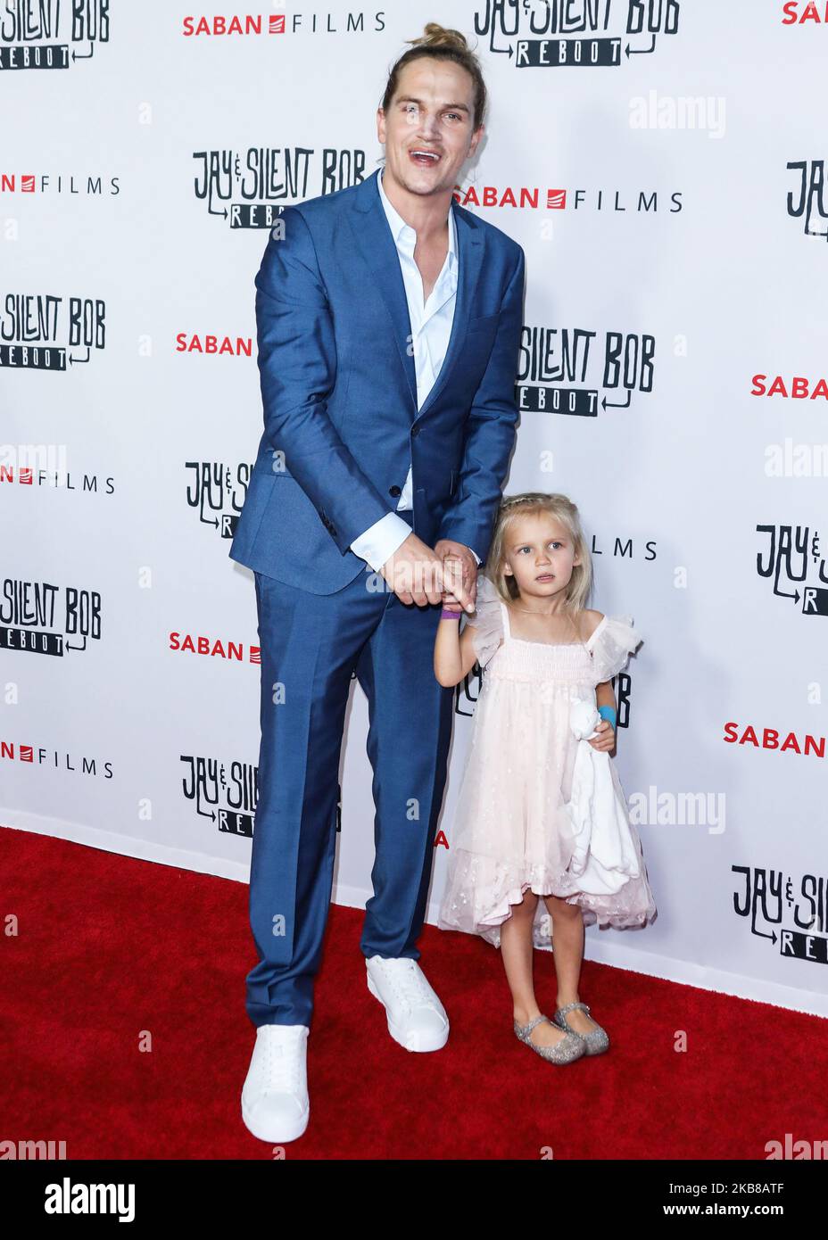 HOLLYWOOD, LOS ANGELES, CALIFORNIA, USA - 14 OTTOBRE: Jason Mewes e la figlia Logan Lee Mewes arrivano alla Los Angeles Premiere di Saban Films 'Jay and Silent Bob Reboot' che si tiene al TCL Chinese Theatre IMAX il 14 ottobre 2019 a Hollywood, Los Angeles, California, Stati Uniti. (Foto di David Acosta/Image Press Agency/NurPhoto) Foto Stock