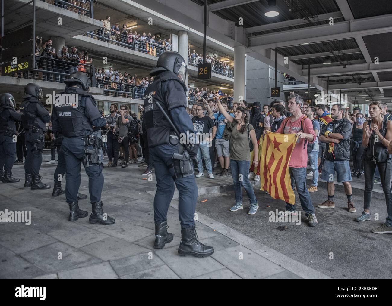 Lunedì 14 ottobre 2019 sono scoppiate proteste spontanee in tutta la Catalogna, chiedendo il rilascio dei leader politici catalani dopo che sono stati condannati da una corte spagnola. Migliaia di manifestanti arrabbiati hanno marciato sull'aeroporto El Prat di Barcellona, Dove sono scoppiati brutti scontri con la polizia. Prima il lunedì la Corte Suprema spagnola ha condannato nove leader catalani a condizioni carcerarie che vanno da nove a 13 anni per la sedizione e l'uso improprio dei fondi pubblici per il loro ruolo in un fallimento 2017 gara d'appalto per l'indipendenza. (Foto di Emili Puig/NurPhoto) Foto Stock