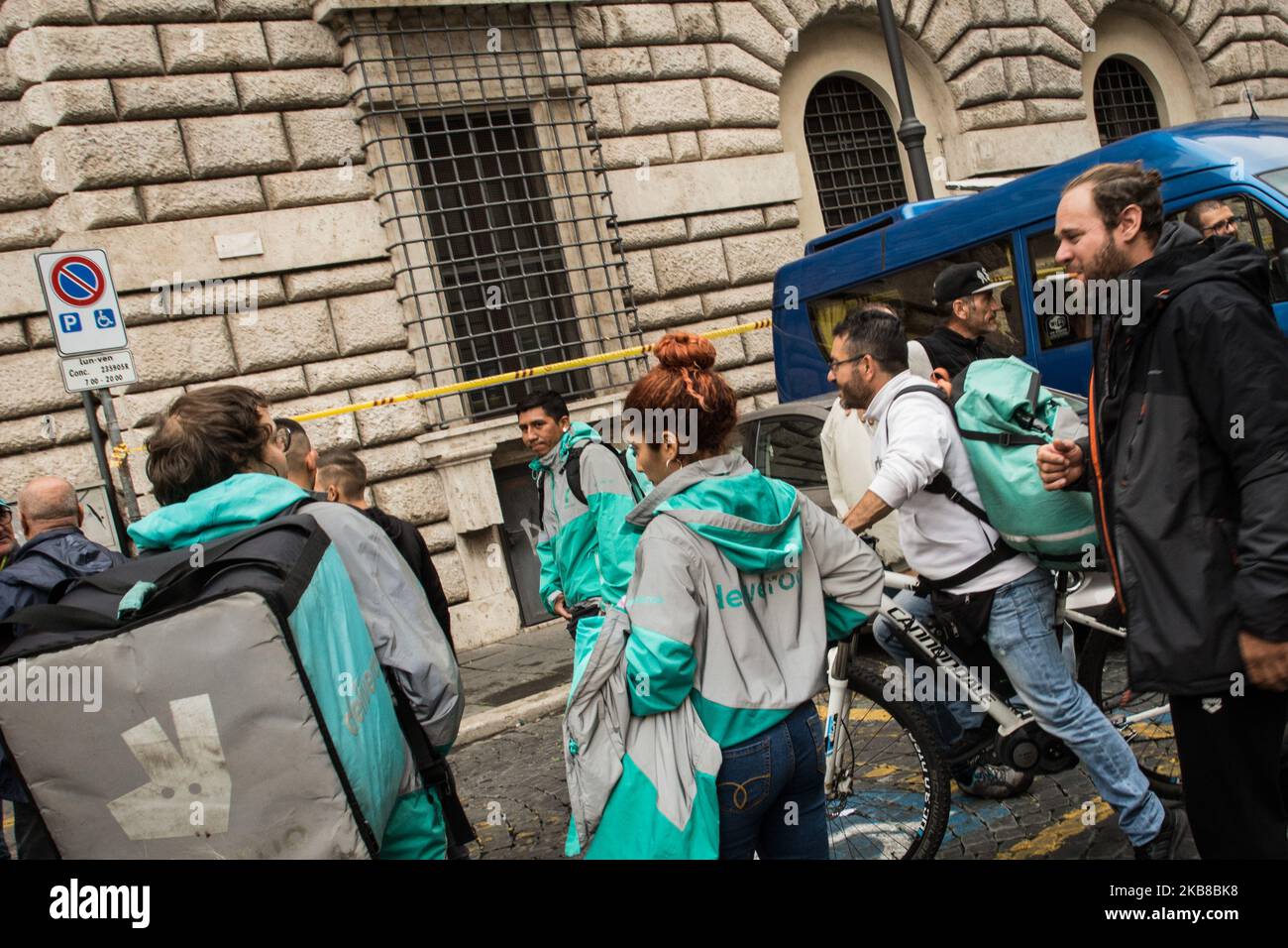 La protesta dei cavalieri contro il decreto non dovrebbe passare il 1 ottobre 2019 a Roma, Italia. Questo è lo slogan con cui diverse decine di piloti stanno dimostrando in Piazza Vidoni a Roma, non lontano dal Senato. Per incitare la piazza è l'anima più 'flessibile' dei messaggeri che fanno consegne a casa per le aziende come Glovo, Deliveroo o Uber mangia. Agli occhi dei dimostranti c'è la modifica del disegno di legge che converte il decreto, approvato in extremis dall'ex ministro del lavoro Luigi di Maio. (Foto di Andrea Ronchini/NurPhoto) Foto Stock