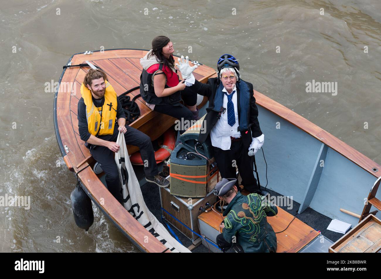 Il 15 ottobre 2019 a Londra, in Inghilterra, gli attivisti della rivolta di estinzione hanno eseguito una acrobazia che raffigura “Boris Johnson” catturato su una nave pirata sul Tamigi al di fuori delle Camere del Parlamento. L'acrobazia è stata concepita per sensibilizzare l'opinione pubblica sull'inazione politica sul cambiamento climatico e arriva un giorno dopo che la polizia ha imposto un divieto a Londra sulle proteste della ribellione estintentata ai sensi della sezione 14 del Public Order Act. (Foto di Wiktor Szymanowicz/NurPhoto) Foto Stock
