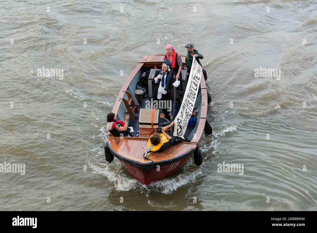 Il 15 ottobre 2019 a Londra, in Inghilterra, gli attivisti della rivolta di estinzione hanno eseguito una acrobazia che raffigura “Boris Johnson” catturato su una nave pirata sul Tamigi al di fuori delle Camere del Parlamento. L'acrobazia è stata concepita per sensibilizzare l'opinione pubblica sull'inazione politica sul cambiamento climatico e arriva un giorno dopo che la polizia ha imposto un divieto a Londra sulle proteste della ribellione estintentata ai sensi della sezione 14 del Public Order Act. (Foto di Wiktor Szymanowicz/NurPhoto) Foto Stock