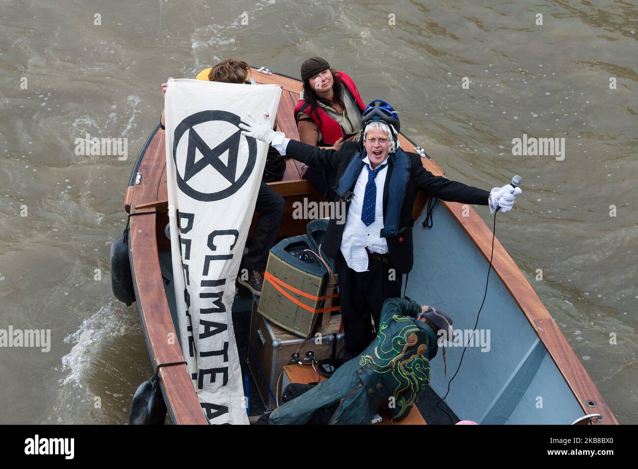 Il 15 ottobre 2019 a Londra, in Inghilterra, gli attivisti della rivolta di estinzione hanno eseguito una acrobazia che raffigura “Boris Johnson” catturato su una nave pirata sul Tamigi al di fuori delle Camere del Parlamento. L'acrobazia è stata concepita per sensibilizzare l'opinione pubblica sull'inazione politica sul cambiamento climatico e arriva un giorno dopo che la polizia ha imposto un divieto a Londra sulle proteste della ribellione estintentata ai sensi della sezione 14 del Public Order Act. (Foto di Wiktor Szymanowicz/NurPhoto) Foto Stock