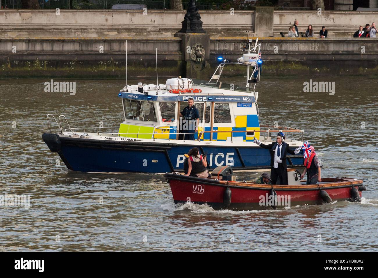 Il 15 ottobre 2019 a Londra, in Inghilterra, gli attivisti della rivolta di estinzione hanno eseguito una acrobazia che raffigura “Boris Johnson” catturato su una nave pirata sul Tamigi al di fuori delle Camere del Parlamento. L'acrobazia è stata concepita per sensibilizzare l'opinione pubblica sull'inazione politica sul cambiamento climatico e arriva un giorno dopo che la polizia ha imposto un divieto a Londra sulle proteste della ribellione estintentata ai sensi della sezione 14 del Public Order Act. (Foto di Wiktor Szymanowicz/NurPhoto) Foto Stock