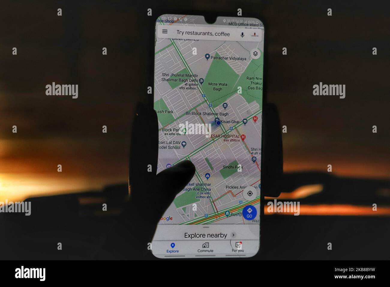 Un conducente utilizza Google Maps per tracciare la posizione a Nuova Delhi India il 15 ottobre 2019 (Foto di Nasir Kachroo/NurPhoto) Foto Stock