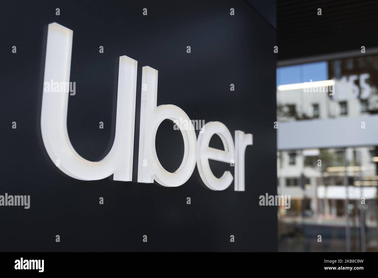 Il logo Uber viene visualizzato nella sede centrale di San Francisco, California, il 15 ottobre 2019. Lunedì 14 ottobre, la società di ridesharing ha deposto 350 dipendenti, nel tentativo di ridurre i costi. Le azioni di Uber sono salite del 3,2% dopo l'annuncio. (Foto di Yichuan Cao/NurPhoto) Foto Stock