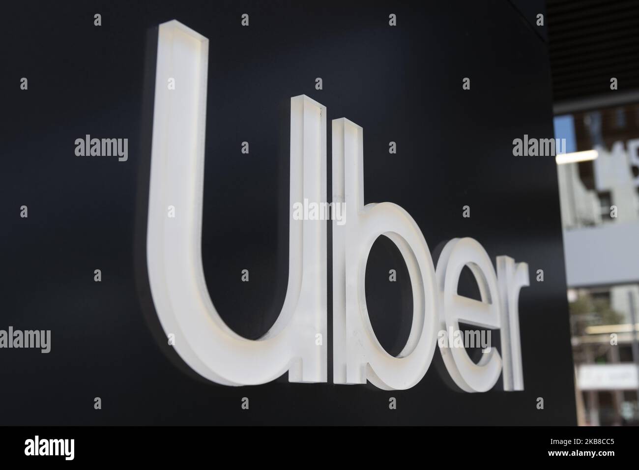 Il logo Uber viene visualizzato nella sede centrale di San Francisco, California, il 15 ottobre 2019. Lunedì 14 ottobre, la società di ridesharing ha deposto 350 dipendenti, nel tentativo di ridurre i costi. Le azioni di Uber sono salite del 3,2% dopo l'annuncio. (Foto di Yichuan Cao/NurPhoto) Foto Stock