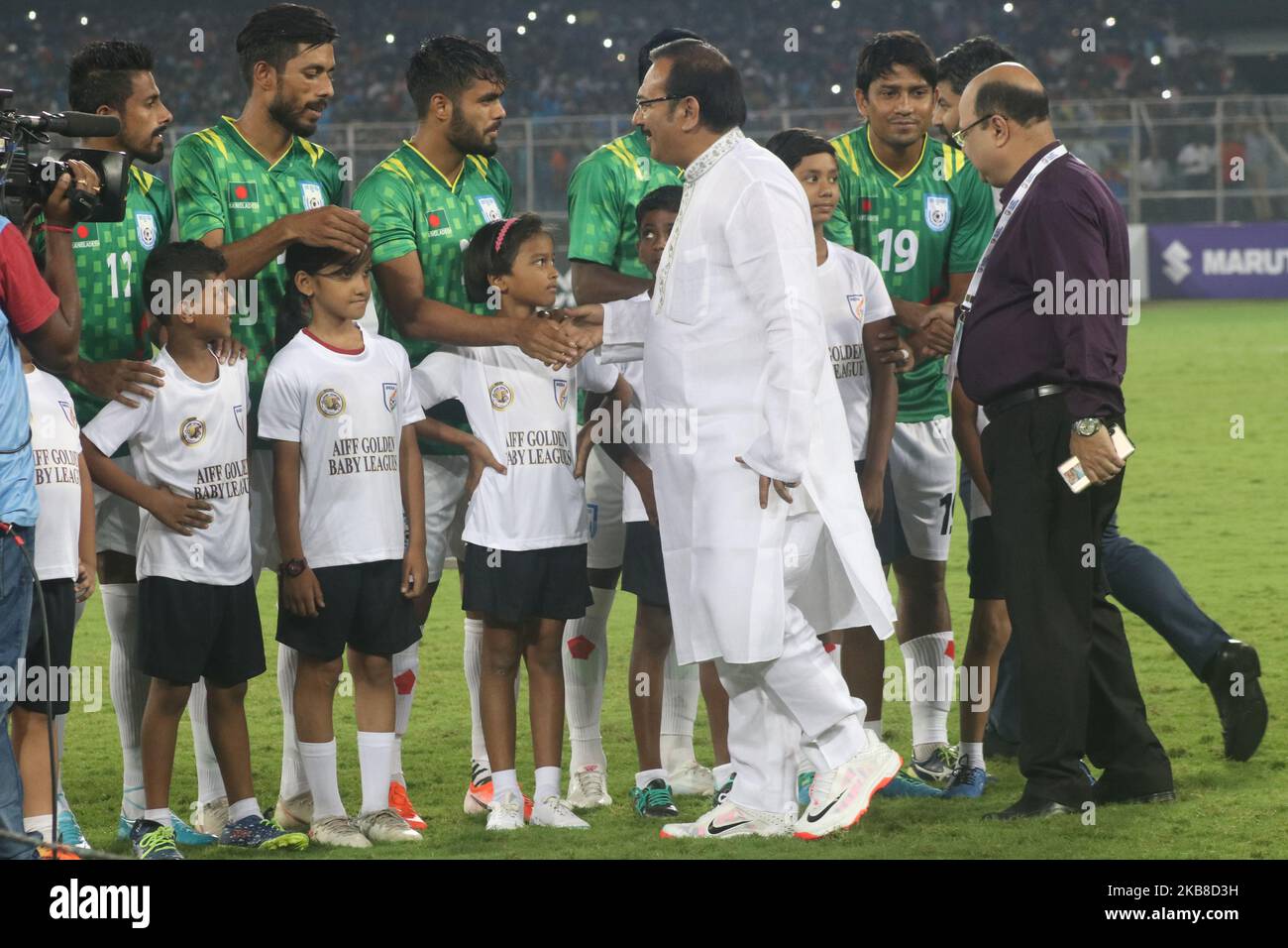 Il Ministro dello Sport del Bengala Occidentale Arup Biswas stringe la mano al Bangladesh giocatori nazionali di calcio alla Coppa del mondo 2022 e 2023 AFC Asian Cup qualificanti partita di calcio India e Bangladesh, al Vivekananda Yuba Bharati Kirrangan a Kolkata, India, il 15 ottobre 2019.Â (Foto di Debajyoti Chakraborty/NurPhoto) Foto Stock