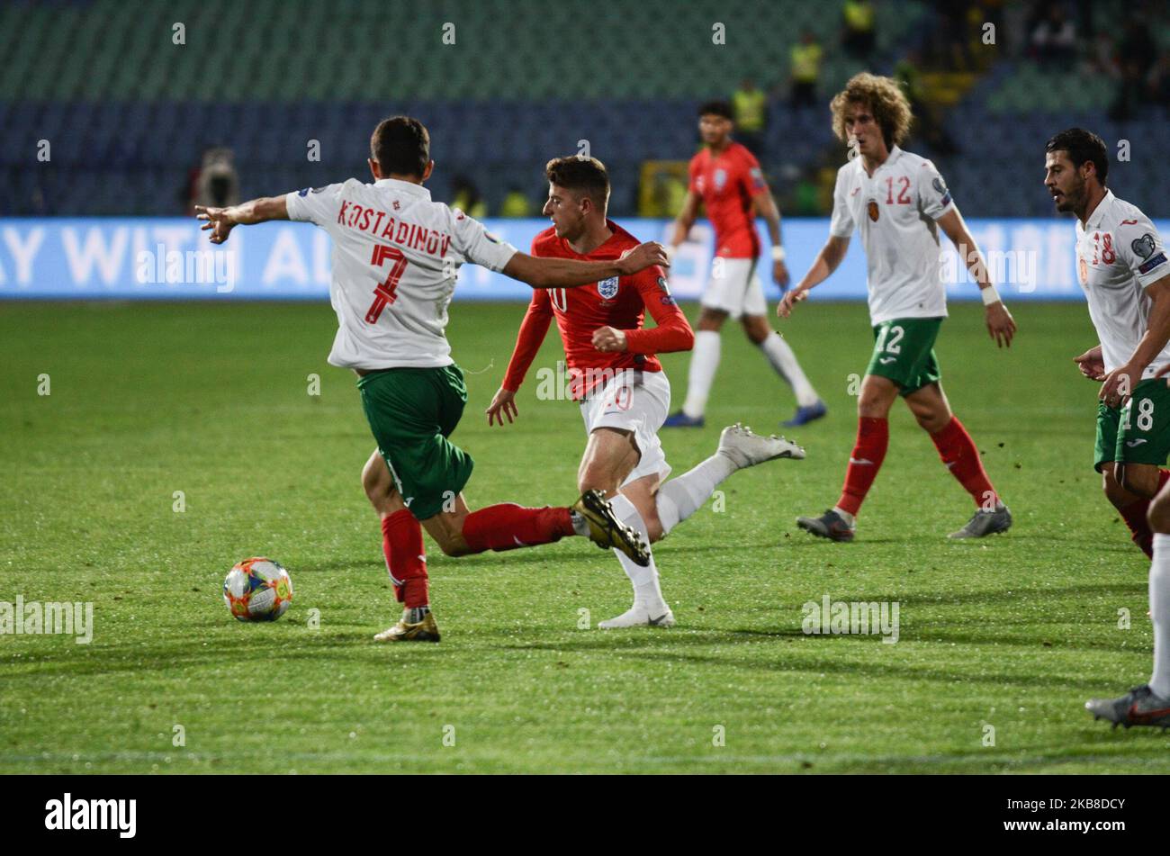 Mason Mount, Inghilterra contro Georgi Kostadinov, Bulgaria, durante le Qualifiche UEFA EURO 2020 Bulgaria contro Inghilterra allo Stadio Nazionale Vasil Levski, Sofia, Bulgaria il 14 ottobre 2019 (Photo by Hristo Rusev/NurPhoto) Foto Stock