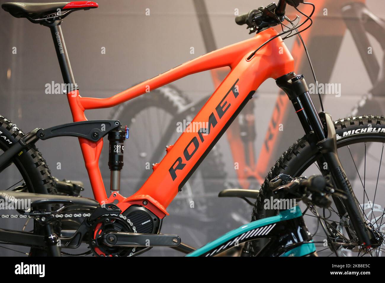 Il produttore polacco Romet espone una moto elettrica MTB ERE 505 alla fiera Autonomy and Urban Mobility, che si terrà a Parigi il 16 ottobre 2019. (Foto di Michel Stoupak/NurPhoto) Foto Stock