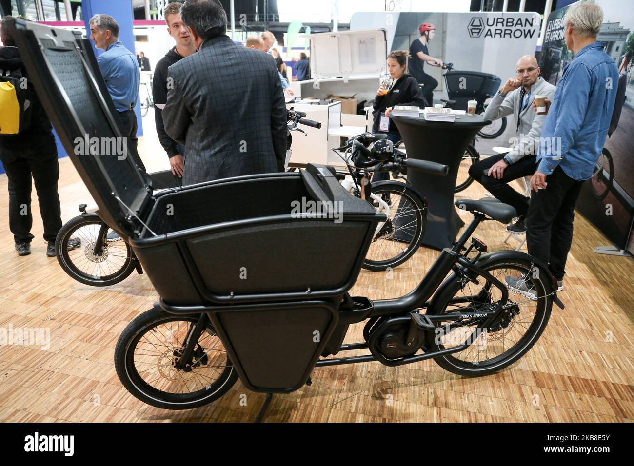 Il produttore olandese Urban Arrow espone una bici elettrica da carico alla fiera Autonomy and Urban Mobility, che si terrà a Parigi il 16 ottobre 2019. (Foto di Michel Stoupak/NurPhoto) Foto Stock