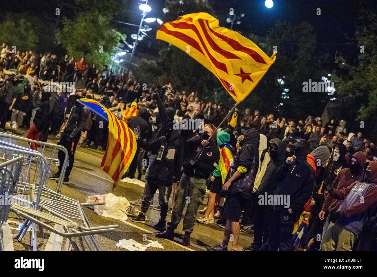 Rivolte a Girona, Spagna, il 16 ottobre 2019 - terzo giorno di scioperi in Catalogna dopo il giudizio dei politici catalani. Questi disordini sono stati durante questa sera e questa notte a Girona, una delle città con influenza più indipendente in tutta la Catalogna. (Foto di Adria salido Zarco/NurPhoto) Foto Stock