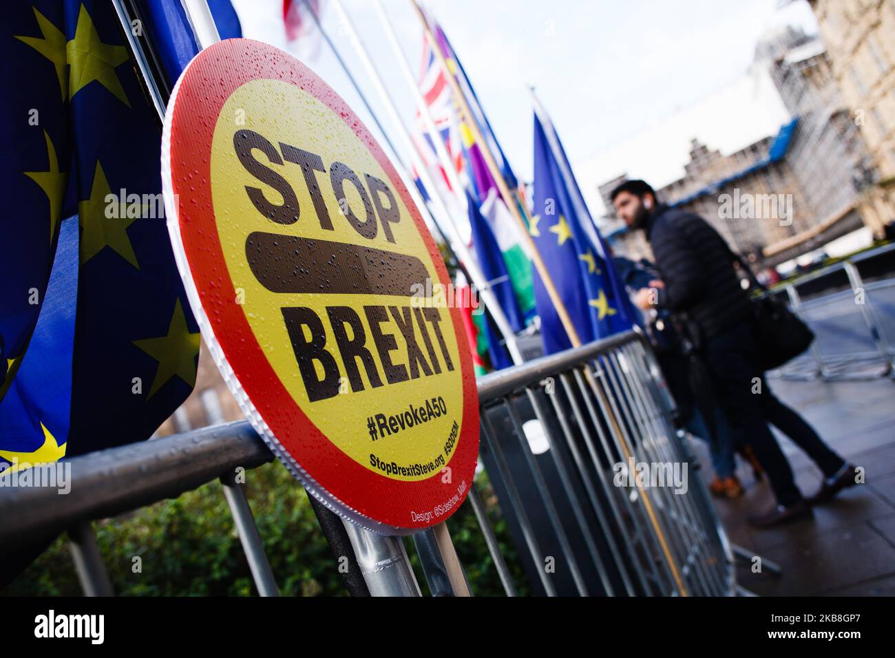 Un cartello "Stop Brexit" è fissato alle ringhiere di Abingdon Street al di fuori delle Camere del Parlamento a Londra, in Inghilterra, il 17 ottobre 2019. Il primo ministro Boris Johnson ha concordato oggi un nuovo accordo di ritiro con l'Unione europea, ma non è chiaro se l'accordo passerà un voto sui beni comuni fissato per questo sabato, in una sessione speciale del fine settimana dei parlamentari. Il Partito democratico Unionista (DUP), visto come un influente sostenitore di una sciata di deputati del Partito conservatore pro-Brexit, ha detto senza senso di non sostenere l’accordo. (Foto di David Cliff/NurPhoto) Foto Stock