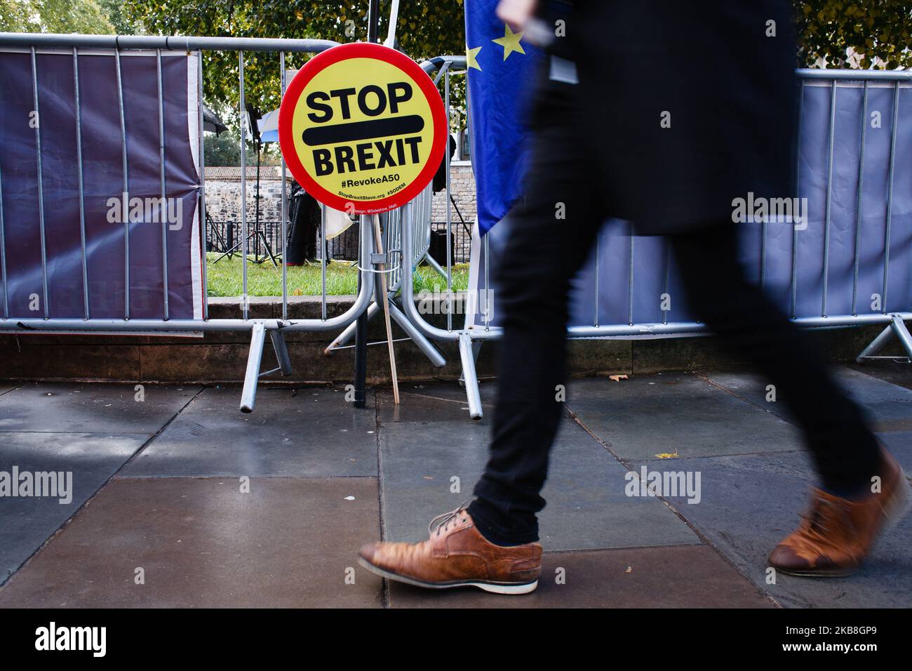 Un uomo passa davanti a un cartello "Stop Brexit" fissato alle ringhiere su Abingdon Street al di fuori del Parlamento a Londra, in Inghilterra, il 17 ottobre 2019. Il primo ministro Boris Johnson ha concordato oggi un nuovo accordo di ritiro con l'Unione europea, ma non è chiaro se l'accordo passerà un voto sui beni comuni fissato per questo sabato, in una sessione speciale del fine settimana dei parlamentari. Il Partito democratico Unionista (DUP), visto come un influente sostenitore di una sciata di deputati del Partito conservatore pro-Brexit, ha detto senza senso di non sostenere l’accordo. (Foto di David Cliff/NurPhoto) Foto Stock