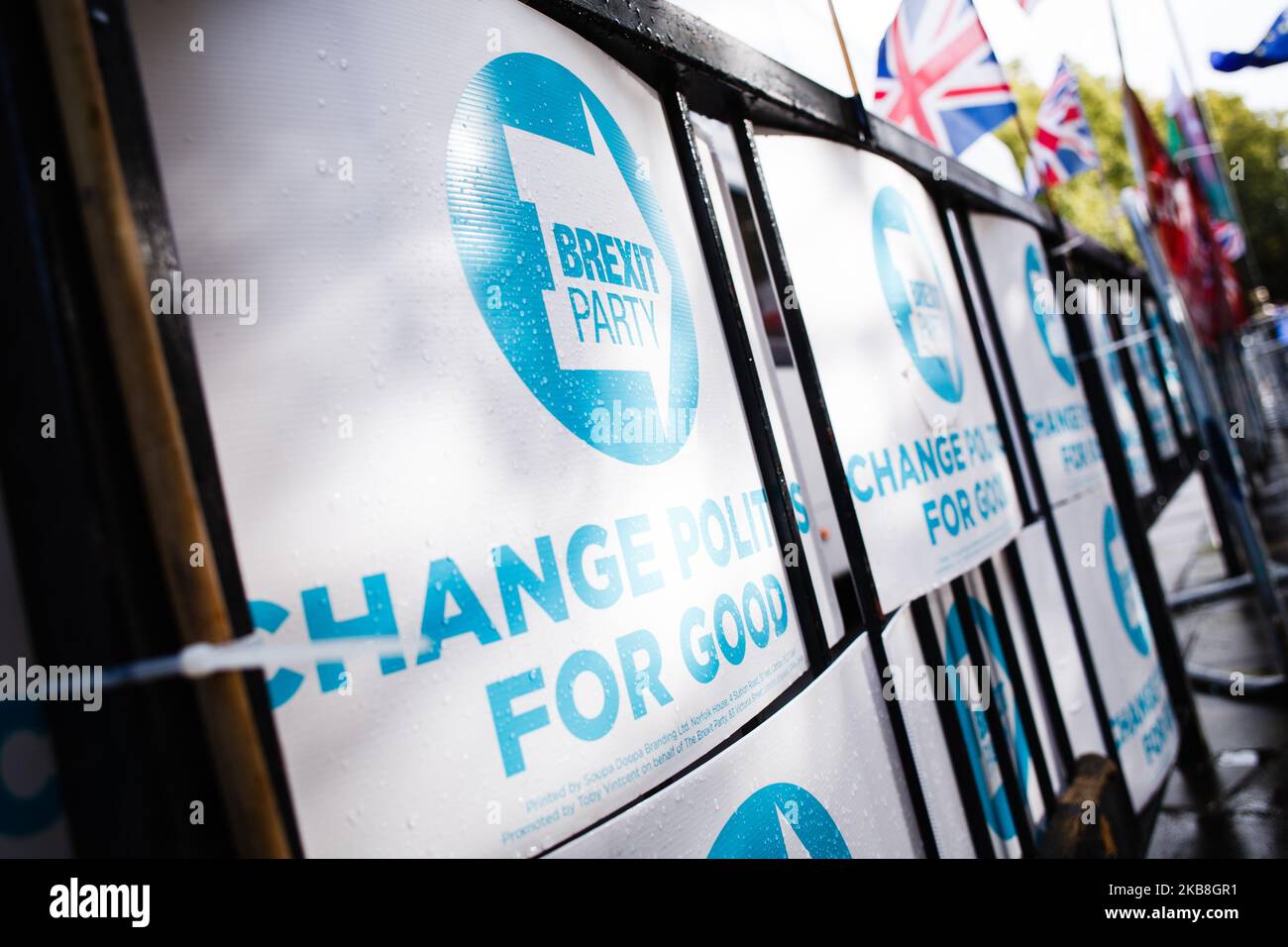 I cartelli per il Partito Brexit sono fissati alle ringhiere di Abingdon Street al di fuori delle Camere del Parlamento a Londra, in Inghilterra, il 17 ottobre 2019. Il primo ministro Boris Johnson ha concordato oggi un nuovo accordo di ritiro con l'Unione europea, ma non è chiaro se l'accordo passerà un voto sui beni comuni fissato per questo sabato, in una sessione speciale del fine settimana dei parlamentari. Il Partito democratico Unionista (DUP), visto come un influente sostenitore di una sciata di deputati del Partito conservatore pro-Brexit, ha detto senza senso di non sostenere l’accordo. (Foto di David Cliff/NurPhoto) Foto Stock