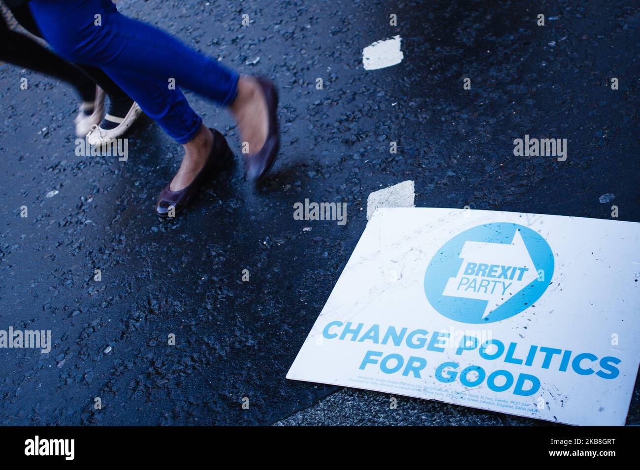 La gente passa davanti a un cartello per il Partito Brexit che si trova sulla strada di Abingdon Street fuori dal Parlamento a Londra, in Inghilterra, il 17 ottobre 2019. Il primo ministro Boris Johnson ha concordato oggi un nuovo accordo di ritiro con l'Unione europea, ma non è chiaro se l'accordo passerà un voto sui beni comuni fissato per questo sabato, in una sessione speciale del fine settimana dei parlamentari. Il Partito democratico Unionista (DUP), visto come un influente sostenitore di una sciata di deputati del Partito conservatore pro-Brexit, ha detto senza senso di non sostenere l’accordo. (Foto di David Cliff/NurPhoto) Foto Stock