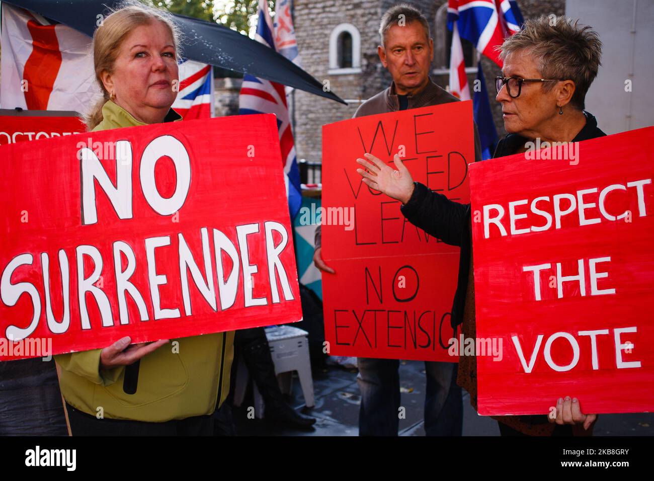 Gli attivisti pro-Brexit si trovano ad Abingdon Street, fuori dal Parlamento di Londra, in Inghilterra, il 17 ottobre 2019. Il primo ministro Boris Johnson ha concordato oggi un nuovo accordo di ritiro con l'Unione europea, ma non è chiaro se l'accordo passerà un voto sui beni comuni fissato per questo sabato, in una sessione speciale del fine settimana dei parlamentari. Il Partito democratico Unionista (DUP), visto come un influente sostenitore di una sciata di deputati del Partito conservatore pro-Brexit, ha detto senza senso di non sostenere l’accordo. (Foto di David Cliff/NurPhoto) Foto Stock
