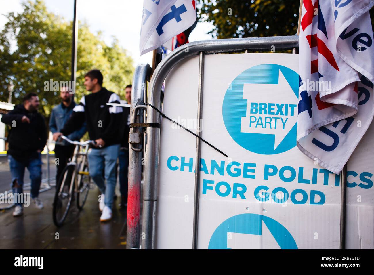 I cartelli per il Partito Brexit sono fissati alle ringhiere di Abingdon Street al di fuori delle Camere del Parlamento a Londra, in Inghilterra, il 17 ottobre 2019. Il primo ministro Boris Johnson ha concordato oggi un nuovo accordo di ritiro con l'Unione europea, ma non è chiaro se l'accordo passerà un voto sui beni comuni fissato per questo sabato, in una sessione speciale del fine settimana dei parlamentari. Il Partito democratico Unionista (DUP), visto come un influente sostenitore di una sciata di deputati del Partito conservatore pro-Brexit, ha detto senza senso di non sostenere l’accordo. (Foto di David Cliff/NurPhoto) Foto Stock