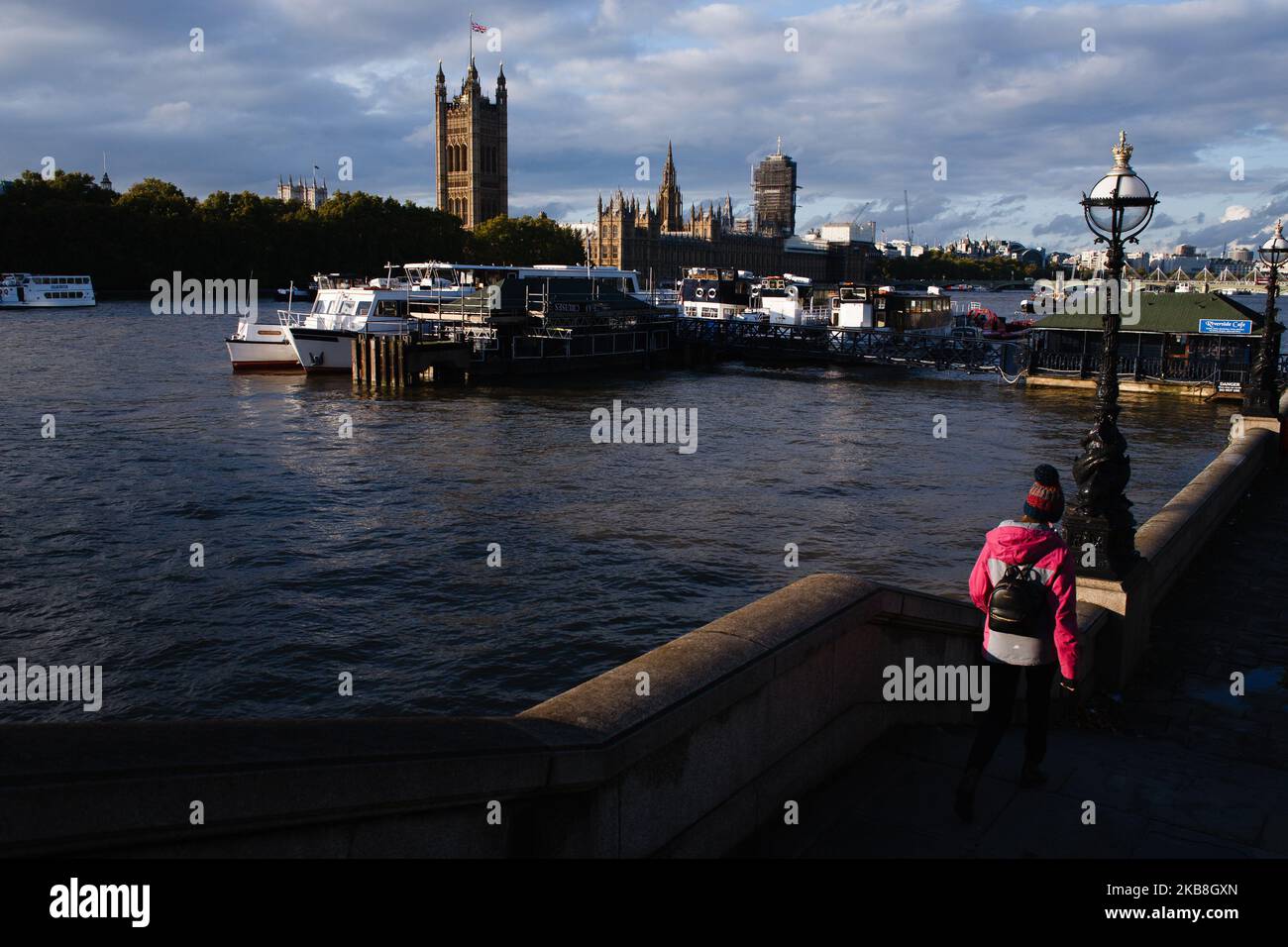 Il Parlamento si trova accanto al Tamigi a Londra, in Inghilterra, il 17 ottobre 2019. Il primo ministro Boris Johnson ha concordato oggi un nuovo accordo di ritiro con l'Unione europea, ma non è chiaro se l'accordo passerà un voto sui beni comuni fissato per questo sabato, in una sessione speciale del fine settimana dei parlamentari. Il Partito democratico Unionista (DUP), visto come un influente sostenitore di una sciata di deputati del Partito conservatore pro-Brexit, ha detto senza senso di non sostenere l’accordo. (Foto di David Cliff/NurPhoto) Foto Stock