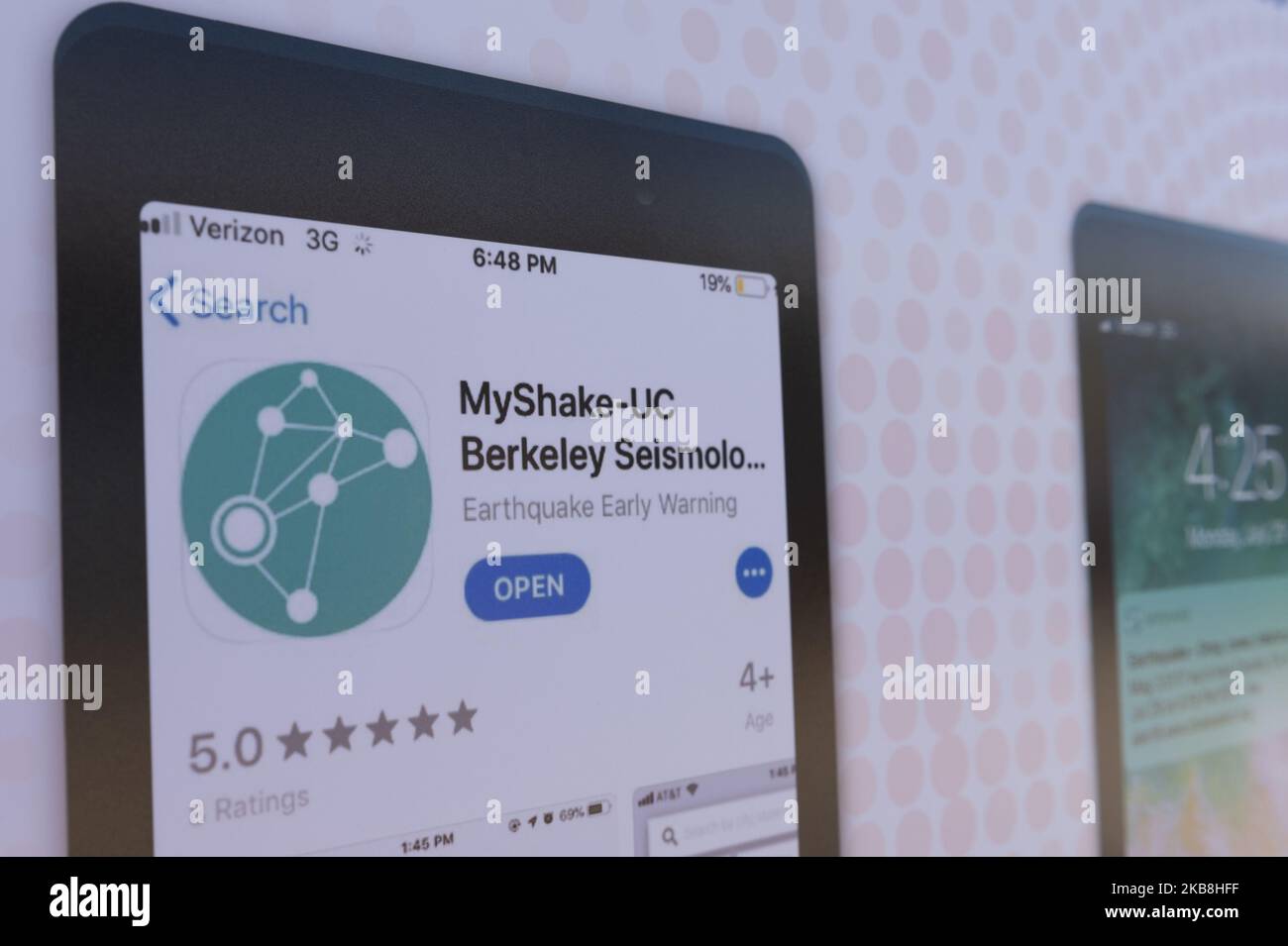 Il primo sistema di allarme rapido del terremoto a livello statale, noto anche come l'app MyShake, sviluppato dal professor Richard Allen, direttore della UC Berkeley Seismological, è esposto a Oakland, California, il 17 ottobre 2019. Oggi ricorre il 30th° anniversario del terremoto di Loma Prieta che ha scosso la Baia di San Francisco. (Foto di Yichuan Cao/NurPhoto) Foto Stock