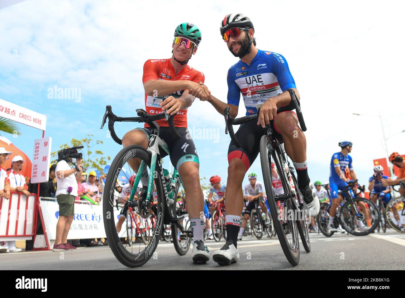 (L-R) Pascal Ackermann della Germania e del Team Bora-Hansgohe e Fernando Gaviria della Colombia e degli Emirati Arabi Uniti, visti prima dell'inizio della terza tappa, 143km° Nanning Circuit Race, della 3rd° edizione del Cycling Tour de Guangxi 2019, . Sabato 19 ottobre 2019, a Nanning, nella regione di Guangxi, Cina. (Foto di Artur Widak/NurPhoto) Foto Stock