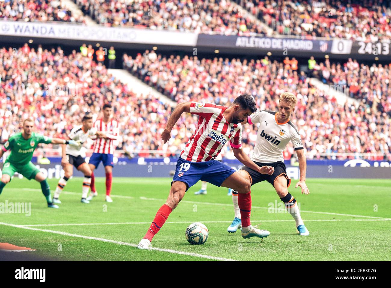 Diego Costa e Daniel WASS durante la Liga partita tra Atletico de Madrid e Valencia CF a Wanda Metropolitano il 19 ottobre 2019 a Madrid, Spagna . (Foto di Rubén de la Fuente Pérez/NurPhoto) Foto Stock