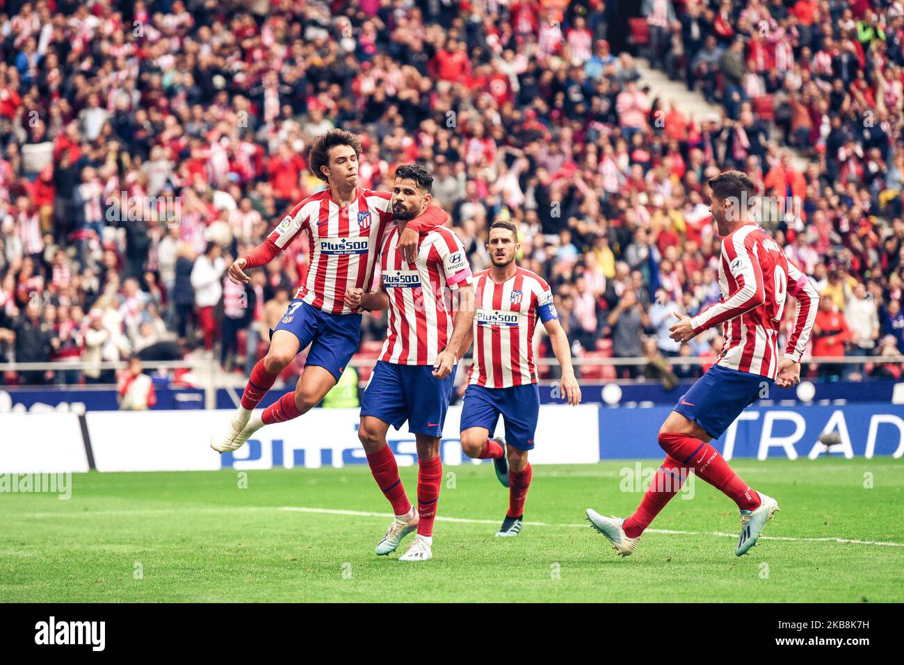 Diego Costa, Joao Felix, Koke e Alvaro Morata festeggiano un goal durante la partita della Liga tra Atletico de Madrid e Valencia CF a Wanda Metropolitano il 19 ottobre 2019 a Madrid, Spagna . (Foto di Rubén de la Fuente Pérez/NurPhoto) Foto Stock