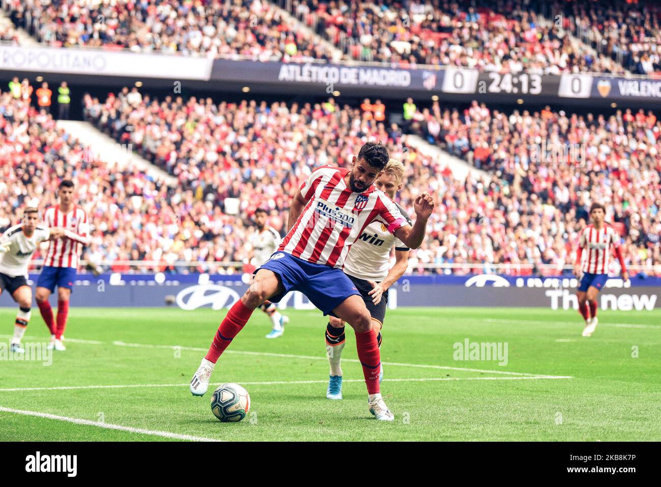 Diego Costa e Daniel WASS durante la Liga partita tra Atletico de Madrid e Valencia CF a Wanda Metropolitano il 19 ottobre 2019 a Madrid, Spagna . (Foto di Rubén de la Fuente Pérez/NurPhoto) Foto Stock