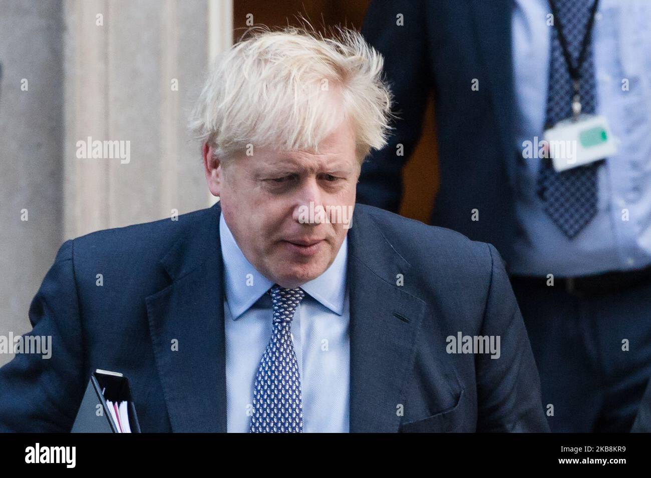 Il primo ministro britannico Boris Johnson lascia 10 Downing Street per rilasciare una dichiarazione alla Camera dei Comuni sull’accordo sulla Brexit che ha negoziato con l’UE il 19 ottobre 2019 a Londra, Inghilterra. Oggi i deputati discuteranno e voteranno sull'accordo di ritiro del primo ministro per l'UE, che includerà alcuni emendamenti durante la prima seduta di sabato dei Comuni dopo il conflitto delle Falklands. (Foto di Wiktor Szymanowicz/NurPhoto) Foto Stock