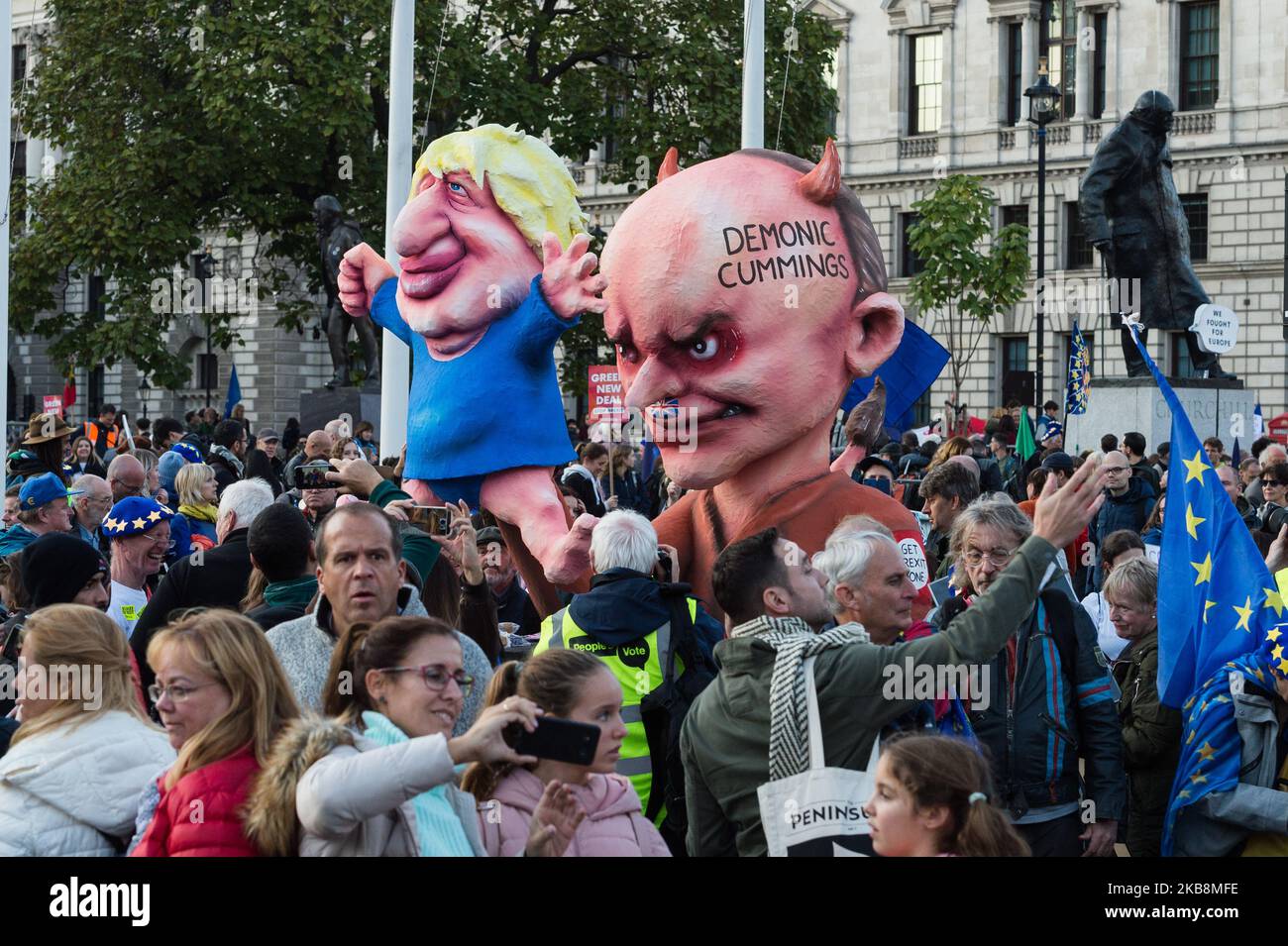 Un'effigie che raffigura Dominic Cummings, capo consigliere del primo ministro, che manipola Boris Johnson è in mostra durante il rally "Together for the Final Say" in Parliament Square, mentre centinaia di migliaia di persone hanno marciato attraverso il centro di Londra per chiedere un voto pubblico sull'esito della Brexit il 19 ottobre, 2019 a Londra, Inghilterra. La manifestazione coincide con una sessione d'emergenza del Parlamento di sabato, in cui i deputati rifiutano l'approvazione per l'accordo di ritiro dell'UE di Boris Johnson. (Foto di Wiktor Szymanowicz/NurPhoto) Foto Stock