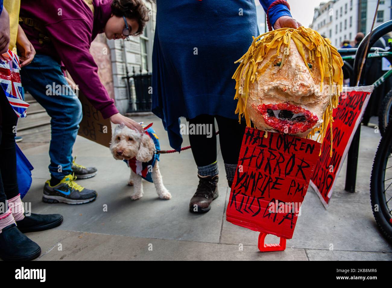 I manifestanti hanno un'effige del primo Ministro politico britannico Boris Johnson durante la ''Together for the Final Say'' marzo del 19 ottobre 2019 a Londra, Inghilterra. Pochi giorni prima che la Brexit diventi realtà, si è svolta a Londra una delle più grandi proteste pubbliche nella storia britannica. Più di un milione di persone hanno partecipato in massa al di fuori del parlamento per trasmettere un messaggio forte e chiaro al governo e ai deputati che dovrebbero fidarsi della gente, non di Boris Johnson, per risolvere la crisi della Brexit. In Piazza del Parlamento, sono stati pronunciati discorsi di politici e celebrità di spicco Foto Stock