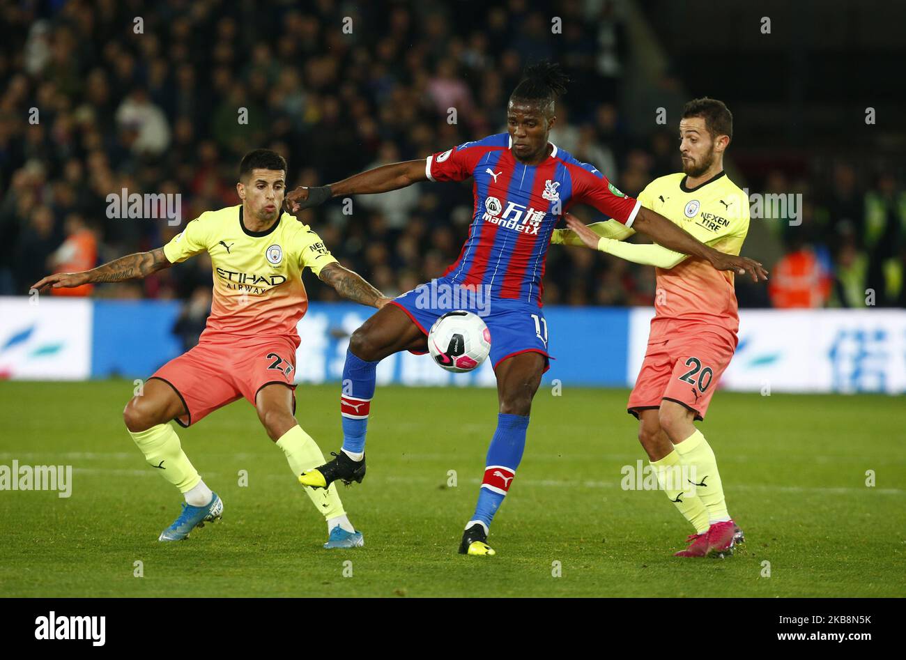 L-R Joao Cancelo Crystal Palace's Wilfried Zahae Bernardo Silva di Manchester City durante la Premier League inglese tra Crystal Palace e Manchester City al Selhurst Park Stadium, Londra, Inghilterra il 19 ottobre 2019 (Photo by Action Foto Sport/NurPhoto) Foto Stock