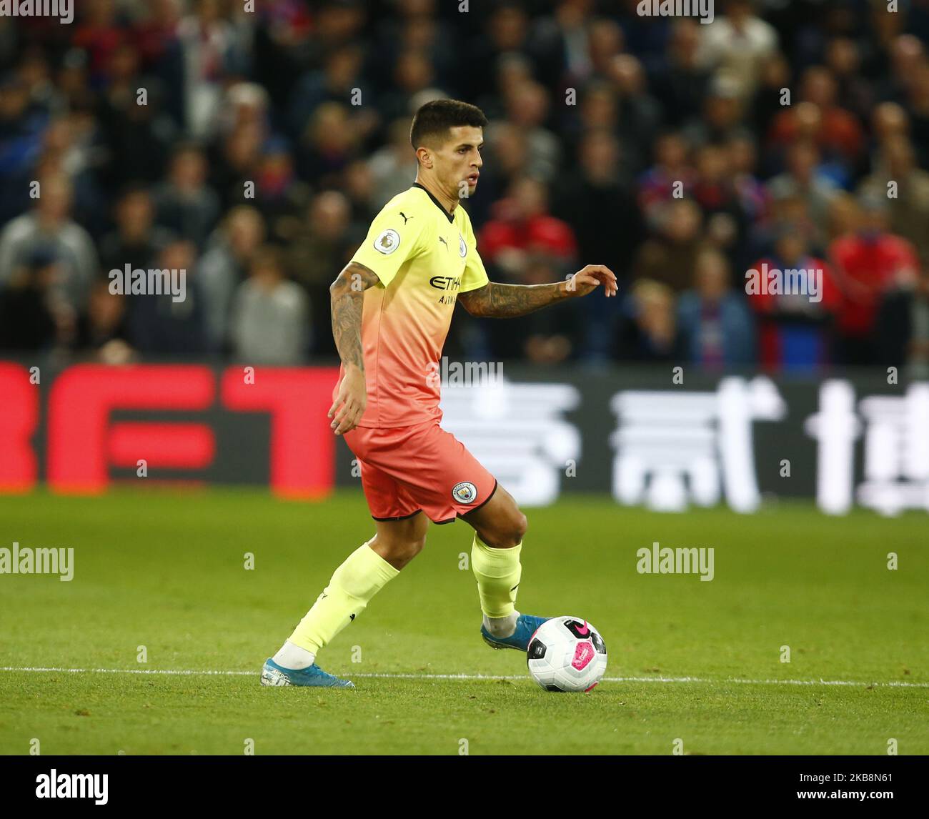 Joao Cancelo di Manchester City durante la Premier League inglese tra Crystal Palace e Manchester City al Selhurst Park Stadium, Londra, Inghilterra il 19 ottobre 2019 (Photo by Action Foto Sport/NurPhoto) Foto Stock