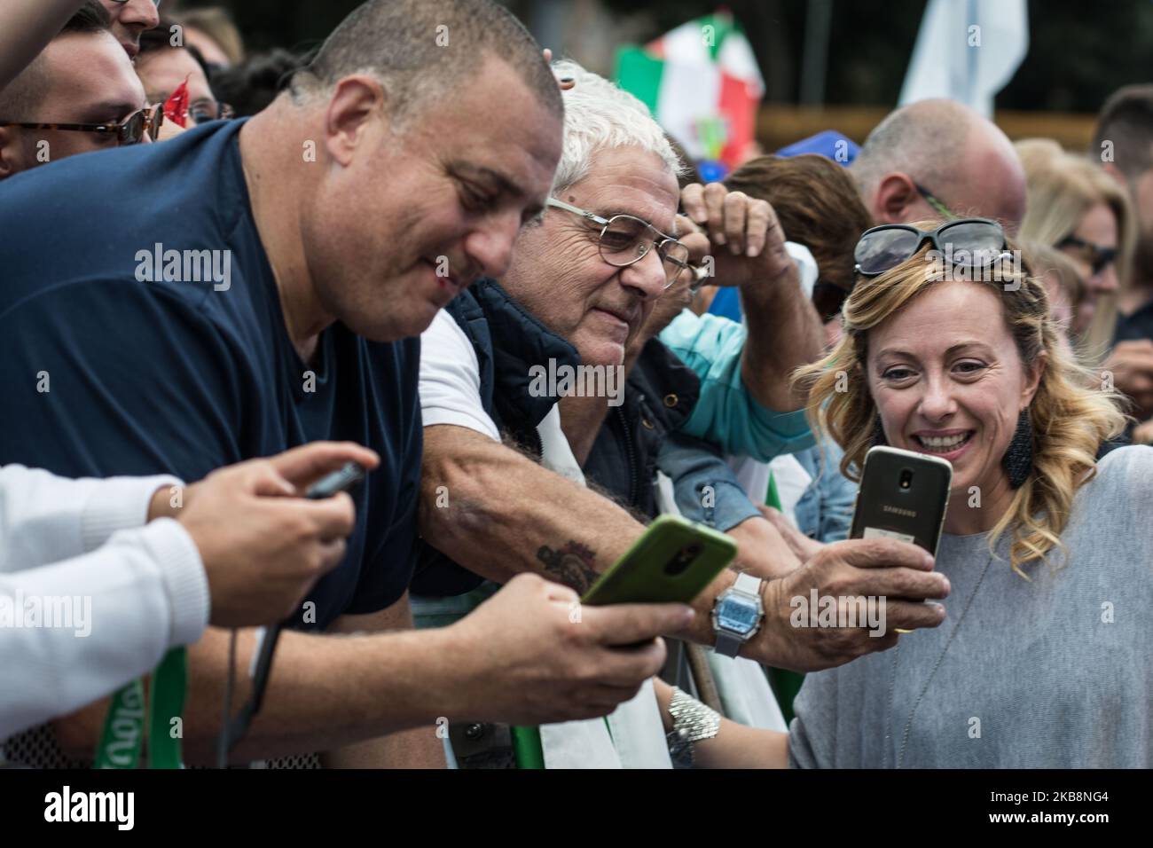 Il leader italiano del partito Giorgia Meloni prende un selfie con i tifosi durante un rally a Roma, sabato 19 ottobre 2019. Migliaia di manifestanti si riuniscono a Roma per un raduno chiamato "orgoglio Italiano", che riunisce la Lega di destra di Salvini, i Fratelli di estrema destra d'Italia di Giorgia Meloni e l'ex Premier Silvio Berlusconi's forza Italia, il 19 ottobre 2019 a Roma. (Foto di Andrea Ronchini/NurPhoto) Foto Stock