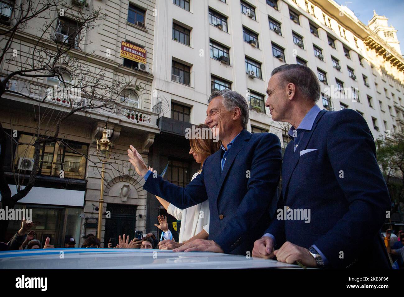 Il presidente argentino Mauricio Macri saluta i sostenitori mentre entra nel suo rally di chiusura della campagna presidenziale chiamato 'la Marcha del Millon' di Juntos Por El Cambio Party sotto lo slogan 'si se Puede' all'Obelisco il 19 ottobre 2019 a Buenos Aires, Argentina. L'Argentina terrà le elezioni presidenziali il 27th ottobre. (Foto di Federico Rotter/NurPhoto) Foto Stock