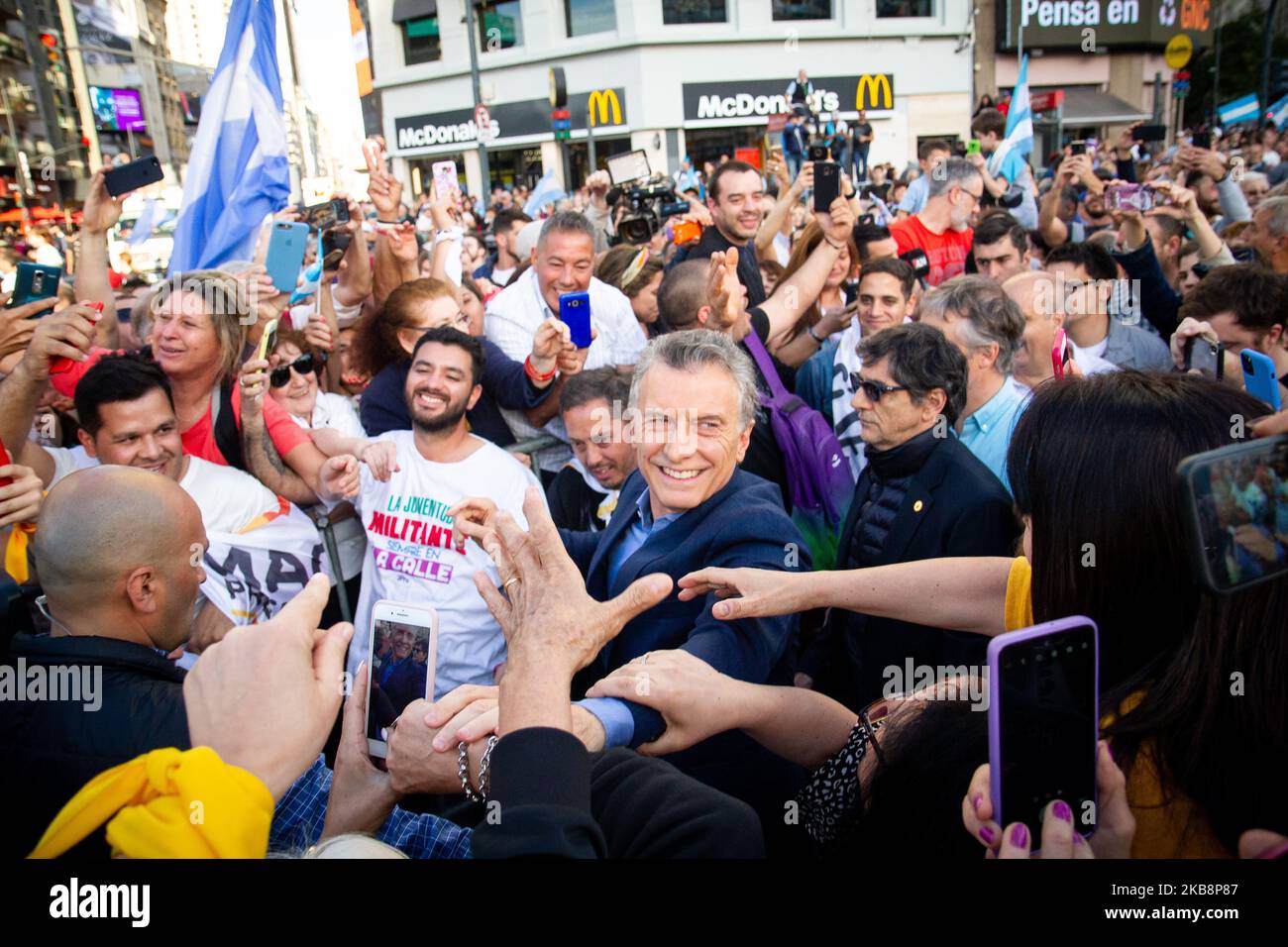 Il presidente argentino Mauricio Macri saluta i sostenitori mentre entra nel suo rally di chiusura della campagna presidenziale chiamato 'la Marcha del Millon' di Juntos Por El Cambio Party sotto lo slogan 'si se Puede' all'Obelisco il 19 ottobre 2019 a Buenos Aires, Argentina. L'Argentina terrà le elezioni presidenziali il 27th ottobre. (Foto di Federico Rotter/NurPhoto) Foto Stock