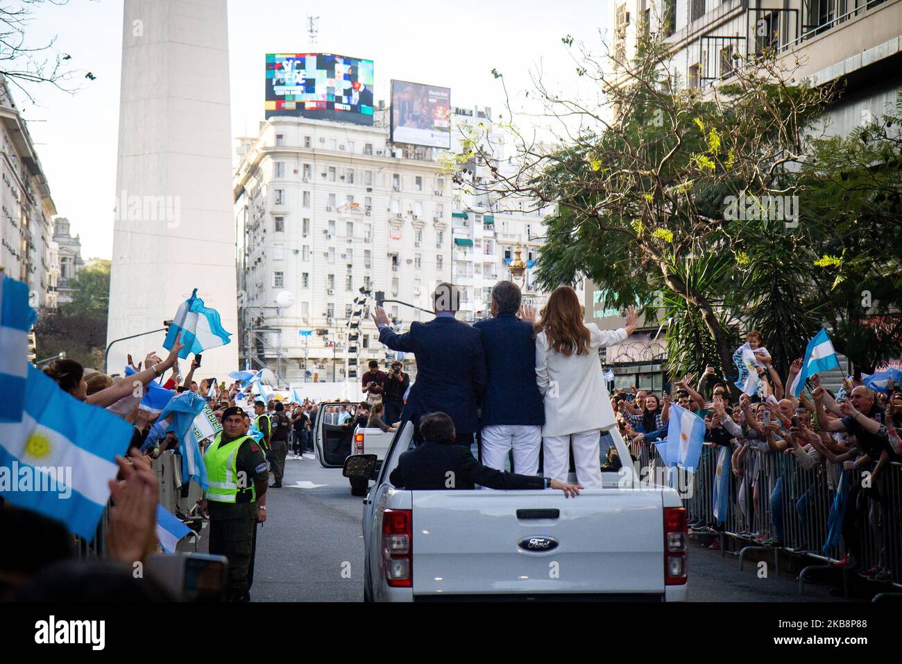 Il presidente argentino Mauricio Macri saluta i sostenitori mentre entra nel suo rally di chiusura della campagna presidenziale chiamato 'la Marcha del Millon' di Juntos Por El Cambio Party sotto lo slogan 'si se Puede' all'Obelisco il 19 ottobre 2019 a Buenos Aires, Argentina. L'Argentina terrà le elezioni presidenziali il 27th ottobre. (Foto di Federico Rotter/NurPhoto) Foto Stock